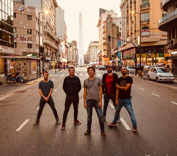 Andando descalzo llega a la calle Corrientes con su "Media vida"
