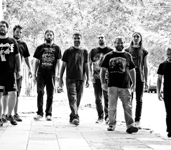 De negro vestidos por sentimiento, locura y pasión