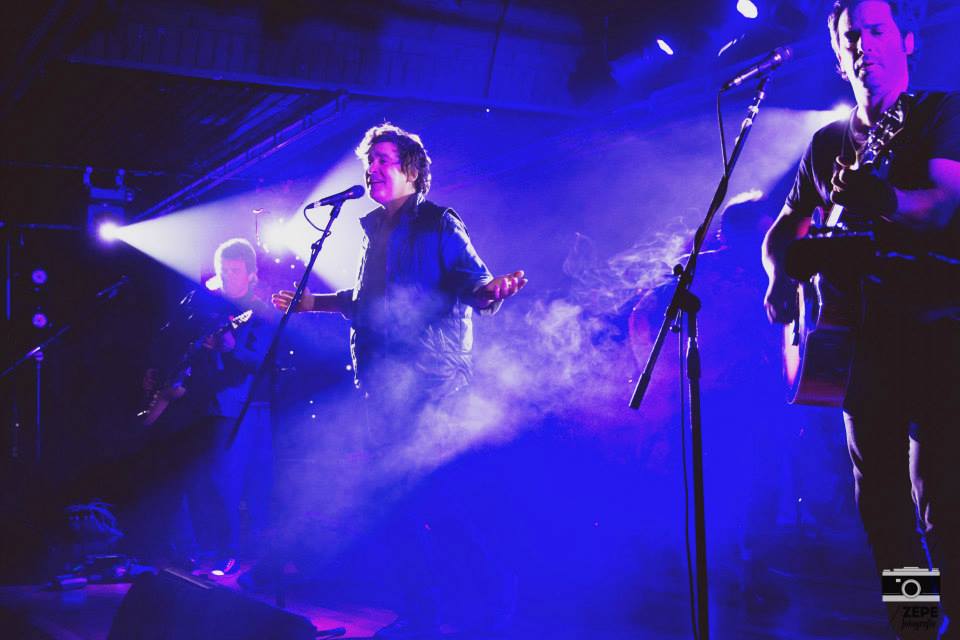 Ella es tan cargosa en La Trastienda: polaridad musical - “Allá en la cima o bajo el mar falla la vida, no hay oxígeno y tenes que regresar”, describió Rodrigo Manigot en “Polos”. El vocalista de Ella es tan cargosa evitó ambigüedades en el relato. De ese modo, comunicó acertadamente la idea que inspiró el cuarto disco de su banda. ellaestancargosa