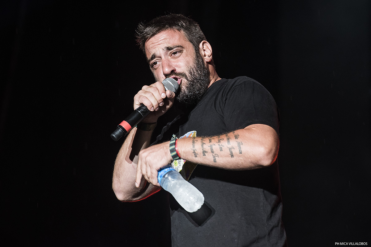 Cosquín Rock '16: Día 2 - Como en cada edición, la lluvia volvió a ser protagonista un año más. La segunda jornada comenzó con mucho calor y cerró bajo agua. Lo más destacado de la fecha estuvo en Octafonic, Eruca Sativa, los debutantes Barco y la gran convocatoria de Don Osvaldo. pastillas