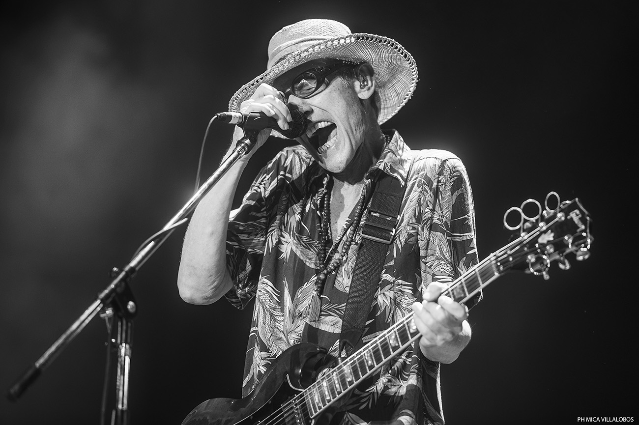 Cosquín Rock 2017: Día 2 - Mucho calor, más gente que el día anterior y con shows increíblemente perfectos de Skay y Los Fabulosos Cadillacs pasó el segundo día del festival de las Sierras. Desde temprano, con un sol que pegaba fuerte y ante una gran cantidad de público, pese a los factores mencionados, La Perra Que Los Parió regaló un listado efectivo –sobresalieron "Ídolo" y "El viajero"– para comenzar una jornada que mantendría esa adrenalina hasta el final. Euforia que continuó con De La Gran Piñata y con Jóvenes Pordioseros, y que se trasladó también a distintos sectores del predio del Aeródromo de Santa María de Punilla, como el Garage, donde los neuquinos de Qi desplegaron todo su funk ante una gran cantidad. En el mismo escenario, más tarde también contaron con gran concurrencia JVLIAN y Shoot The Radio (el dúo que incluye a Zeta Bosio). Quienes contaron con un pleno total, y una carpa que desbordaba de público, fueron Los Pericos, que en su segundo día de los festejos por sus 30 años presentaron una lista rica en hits como "La hiena", "Monkey Man", "Jamaica Reggae", "Mystic Love", "Pupilas lejanas", "Complicado y aturdido", "Sin cadenas", "Runaway" y "Casi nunca lo ves". Jugando de local, Los Caligaris puso clima festivo al festival de la mano de "Todos locos", "La montaña" y "Que corran". Mientras la gente que había copado el escenario temático de reggae migraba hacia el principal para ver a Los Cafres, el conjunto liderado por Sergio Rotman y Mimi Maura, El Siempreterno dio una cachetada de rock, fugaz y potente, convirtiendo su set entre uno de los mejores de la jornada. Sonaron: "7/11", "Más de lo mismo", "Nada más triste", "Noches románticas en sótanos húmedos", "Para siempre no es suficiente", "Inyección de amor", "Joven muerto en Juana Díaz" y "El siempreterno". Mientras en La Casita del Blues se presentaba Slam Allen ante una gran cantidad de público, La Vela Puerca ofrecía, como de costumbre, un show prolijo y eficiente con "Para no verme más", "Frágil", "Colabore", "Va a escampar", "El viejo", entre otras. Al caer el último tramo de la noche, toda la atención se la llevó el escenario principal. Primero con un nuevo show perfecto de Skay y luego con la efectividad de Los Fabulosos Cadillacs. El ex guitarrista de los Redondos inició su viaje con "Arcano XIV", "Arriba el telón" y "Oda a la sin nombre". Tanto Skay como su banda parecen salir a escena a mostrar lo que es hacer y tocar rock con calidad y profesionalismo. Se entienden de memoria, juegan a ser el Barcelona del rock. "Ya lo sabes", "Egotrip" y "El redentor secreto" dieron paso a "El pibe de los astilleros", que junto al infaltable "Ji ji ji" fueron las dos únicas piezas ricoteras de la noche. Aunque el grueso del público quiere escuchar esos temas de su ex banda, Skay suena más sincero y contento cuando toca alguno de sus temas solistas: "Aves migratorias", "El fantasma del 5to piso", "Falenas en celo" y "El sueño del jinete" son claras muestras del virtuosismo lírico e instrumental de Skay y Los Fakires. Con el escenario prendido fuego, y la vara bien alta, Los Fabulosos Cadillacs no se achicaron y mantuvieron el mismo nivel de profesionalismo y prolijidad con una seguidilla de éxitos y clásicos: "Manuel Santillán, el león", "Mi novia se cayó en un pozo ciego", "El aguijón", "Demasiada presión" y "El genio del dub" no dieron respiro una atrás de la otra. De su más reciente etapa rescataron para su primera presentación en Cosquín Rock: "El fantasma", "La tormenta" y "El profesor Galindez". Mientras que las más festejadas fueron aquellas que traían nostalgia como "Calaveras y diablitos", "Las venas abiertas de América Latina", "Saco Azul", "Carnaval toda la vida", "Carmela", "Mal Bicho", "Matador". Los bises llegaron con "V Centenario", el cover de "Mañana en el Abasto" de Sumo junto a Panchito Chevez en armónica, "Siguiendo la Luna", "Vasos vacíos", "El satánico Dr. Cadillac" y "Yo no me sentaría en tu mesa". Además de un extra con Flavio tocando el Himno Nacional en bajo, lo que evidenciaba lo bien que la estaban pasando sobre el escenario y que no querían que la noche llegara a su fin. Con puntos altos de Los Pericos, El Siempreterno, La Casita del Blues, Skay y Vicentico y compañía pasó otro día en Punilla para la edición 17 del Cosquín Rock. Fotos: Mica Villalobos 00cb7ef5 2c74 412f 8a28 7a6acc5314bb