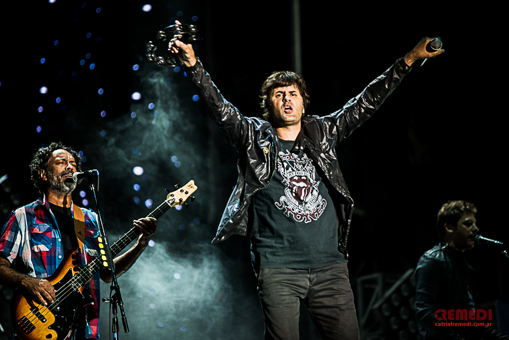 Cosquín Rock '16: Día 1 - Comenzó la décimo sexta edición del festival de rock, que en su primera jornada aglomeró una variedad de estilos en el escenario principal y muchas bandas debutantes en los distintos sectores. Lo mejor estuvo de la mano de El Plan de la Mariposa, Todo Aparenta Normal y Kapanga. 0801eada 8536 4ee4 a308 313f0d7d7b10