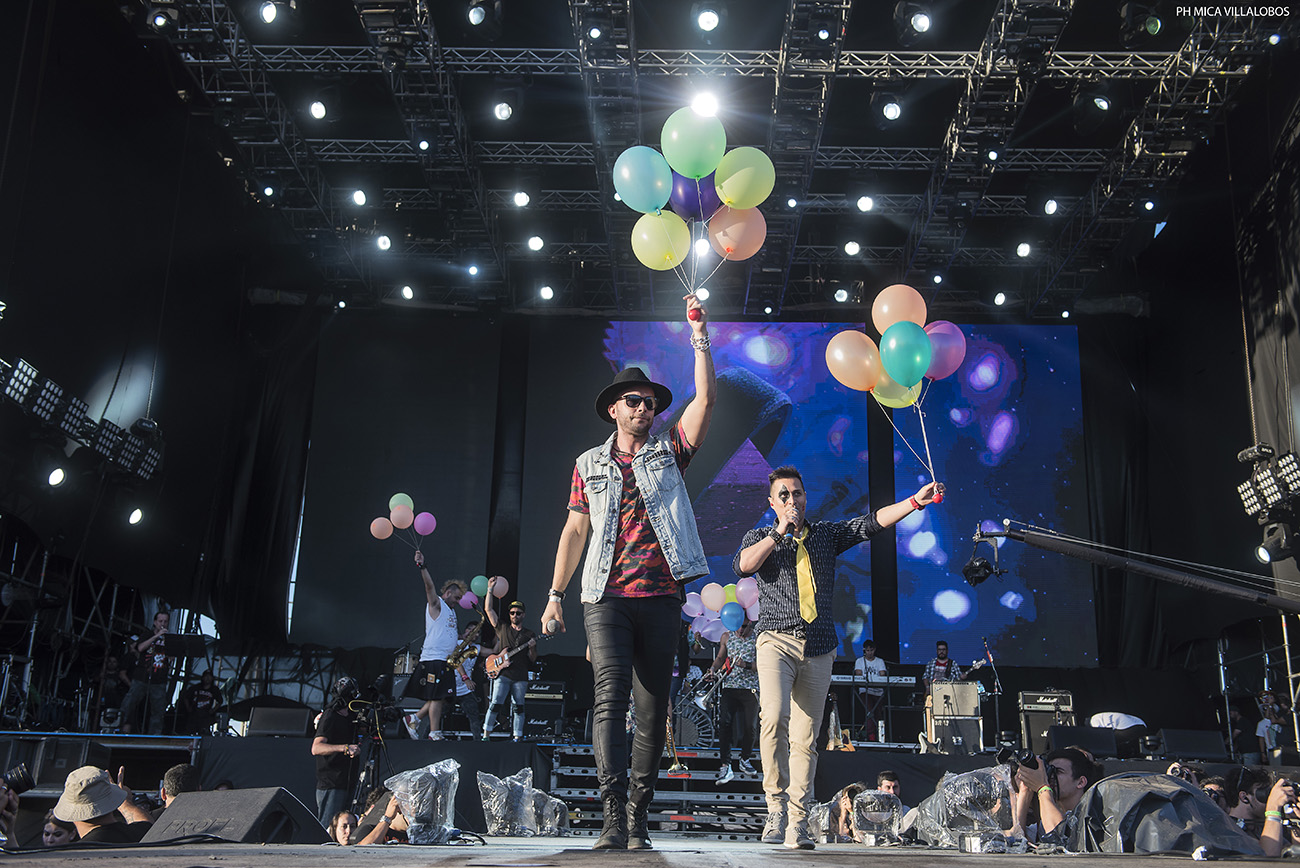 Cosquín Rock 2017: Día 2 - Mucho calor, más gente que el día anterior y con shows increíblemente perfectos de Skay y Los Fabulosos Cadillacs pasó el segundo día del festival de las Sierras. Desde temprano, con un sol que pegaba fuerte y ante una gran cantidad de público, pese a los factores mencionados, La Perra Que Los Parió regaló un listado efectivo –sobresalieron "Ídolo" y "El viajero"– para comenzar una jornada que mantendría esa adrenalina hasta el final. Euforia que continuó con De La Gran Piñata y con Jóvenes Pordioseros, y que se trasladó también a distintos sectores del predio del Aeródromo de Santa María de Punilla, como el Garage, donde los neuquinos de Qi desplegaron todo su funk ante una gran cantidad. En el mismo escenario, más tarde también contaron con gran concurrencia JVLIAN y Shoot The Radio (el dúo que incluye a Zeta Bosio). Quienes contaron con un pleno total, y una carpa que desbordaba de público, fueron Los Pericos, que en su segundo día de los festejos por sus 30 años presentaron una lista rica en hits como "La hiena", "Monkey Man", "Jamaica Reggae", "Mystic Love", "Pupilas lejanas", "Complicado y aturdido", "Sin cadenas", "Runaway" y "Casi nunca lo ves". Jugando de local, Los Caligaris puso clima festivo al festival de la mano de "Todos locos", "La montaña" y "Que corran". Mientras la gente que había copado el escenario temático de reggae migraba hacia el principal para ver a Los Cafres, el conjunto liderado por Sergio Rotman y Mimi Maura, El Siempreterno dio una cachetada de rock, fugaz y potente, convirtiendo su set entre uno de los mejores de la jornada. Sonaron: "7/11", "Más de lo mismo", "Nada más triste", "Noches románticas en sótanos húmedos", "Para siempre no es suficiente", "Inyección de amor", "Joven muerto en Juana Díaz" y "El siempreterno". Mientras en La Casita del Blues se presentaba Slam Allen ante una gran cantidad de público, La Vela Puerca ofrecía, como de costumbre, un show prolijo y eficiente con "Para no verme más", "Frágil", "Colabore", "Va a escampar", "El viejo", entre otras. Al caer el último tramo de la noche, toda la atención se la llevó el escenario principal. Primero con un nuevo show perfecto de Skay y luego con la efectividad de Los Fabulosos Cadillacs. El ex guitarrista de los Redondos inició su viaje con "Arcano XIV", "Arriba el telón" y "Oda a la sin nombre". Tanto Skay como su banda parecen salir a escena a mostrar lo que es hacer y tocar rock con calidad y profesionalismo. Se entienden de memoria, juegan a ser el Barcelona del rock. "Ya lo sabes", "Egotrip" y "El redentor secreto" dieron paso a "El pibe de los astilleros", que junto al infaltable "Ji ji ji" fueron las dos únicas piezas ricoteras de la noche. Aunque el grueso del público quiere escuchar esos temas de su ex banda, Skay suena más sincero y contento cuando toca alguno de sus temas solistas: "Aves migratorias", "El fantasma del 5to piso", "Falenas en celo" y "El sueño del jinete" son claras muestras del virtuosismo lírico e instrumental de Skay y Los Fakires. Con el escenario prendido fuego, y la vara bien alta, Los Fabulosos Cadillacs no se achicaron y mantuvieron el mismo nivel de profesionalismo y prolijidad con una seguidilla de éxitos y clásicos: "Manuel Santillán, el león", "Mi novia se cayó en un pozo ciego", "El aguijón", "Demasiada presión" y "El genio del dub" no dieron respiro una atrás de la otra. De su más reciente etapa rescataron para su primera presentación en Cosquín Rock: "El fantasma", "La tormenta" y "El profesor Galindez". Mientras que las más festejadas fueron aquellas que traían nostalgia como "Calaveras y diablitos", "Las venas abiertas de América Latina", "Saco Azul", "Carnaval toda la vida", "Carmela", "Mal Bicho", "Matador". Los bises llegaron con "V Centenario", el cover de "Mañana en el Abasto" de Sumo junto a Panchito Chevez en armónica, "Siguiendo la Luna", "Vasos vacíos", "El satánico Dr. Cadillac" y "Yo no me sentaría en tu mesa". Además de un extra con Flavio tocando el Himno Nacional en bajo, lo que evidenciaba lo bien que la estaban pasando sobre el escenario y que no querían que la noche llegara a su fin. Con puntos altos de Los Pericos, El Siempreterno, La Casita del Blues, Skay y Vicentico y compañía pasó otro día en Punilla para la edición 17 del Cosquín Rock. Fotos: Mica Villalobos 0b90096e 83e7 47f6 84b5 67339c280c52