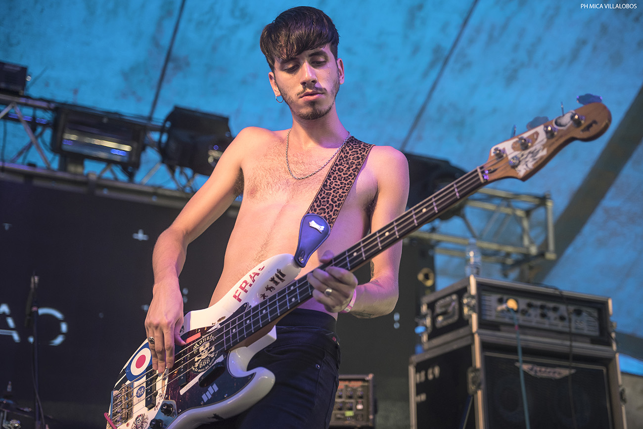 Cosquín Rock 2017: Día 2 - Mucho calor, más gente que el día anterior y con shows increíblemente perfectos de Skay y Los Fabulosos Cadillacs pasó el segundo día del festival de las Sierras. Desde temprano, con un sol que pegaba fuerte y ante una gran cantidad de público, pese a los factores mencionados, La Perra Que Los Parió regaló un listado efectivo –sobresalieron "Ídolo" y "El viajero"– para comenzar una jornada que mantendría esa adrenalina hasta el final. Euforia que continuó con De La Gran Piñata y con Jóvenes Pordioseros, y que se trasladó también a distintos sectores del predio del Aeródromo de Santa María de Punilla, como el Garage, donde los neuquinos de Qi desplegaron todo su funk ante una gran cantidad. En el mismo escenario, más tarde también contaron con gran concurrencia JVLIAN y Shoot The Radio (el dúo que incluye a Zeta Bosio). Quienes contaron con un pleno total, y una carpa que desbordaba de público, fueron Los Pericos, que en su segundo día de los festejos por sus 30 años presentaron una lista rica en hits como "La hiena", "Monkey Man", "Jamaica Reggae", "Mystic Love", "Pupilas lejanas", "Complicado y aturdido", "Sin cadenas", "Runaway" y "Casi nunca lo ves". Jugando de local, Los Caligaris puso clima festivo al festival de la mano de "Todos locos", "La montaña" y "Que corran". Mientras la gente que había copado el escenario temático de reggae migraba hacia el principal para ver a Los Cafres, el conjunto liderado por Sergio Rotman y Mimi Maura, El Siempreterno dio una cachetada de rock, fugaz y potente, convirtiendo su set entre uno de los mejores de la jornada. Sonaron: "7/11", "Más de lo mismo", "Nada más triste", "Noches románticas en sótanos húmedos", "Para siempre no es suficiente", "Inyección de amor", "Joven muerto en Juana Díaz" y "El siempreterno". Mientras en La Casita del Blues se presentaba Slam Allen ante una gran cantidad de público, La Vela Puerca ofrecía, como de costumbre, un show prolijo y eficiente con "Para no verme más", "Frágil", "Colabore", "Va a escampar", "El viejo", entre otras. Al caer el último tramo de la noche, toda la atención se la llevó el escenario principal. Primero con un nuevo show perfecto de Skay y luego con la efectividad de Los Fabulosos Cadillacs. El ex guitarrista de los Redondos inició su viaje con "Arcano XIV", "Arriba el telón" y "Oda a la sin nombre". Tanto Skay como su banda parecen salir a escena a mostrar lo que es hacer y tocar rock con calidad y profesionalismo. Se entienden de memoria, juegan a ser el Barcelona del rock. "Ya lo sabes", "Egotrip" y "El redentor secreto" dieron paso a "El pibe de los astilleros", que junto al infaltable "Ji ji ji" fueron las dos únicas piezas ricoteras de la noche. Aunque el grueso del público quiere escuchar esos temas de su ex banda, Skay suena más sincero y contento cuando toca alguno de sus temas solistas: "Aves migratorias", "El fantasma del 5to piso", "Falenas en celo" y "El sueño del jinete" son claras muestras del virtuosismo lírico e instrumental de Skay y Los Fakires. Con el escenario prendido fuego, y la vara bien alta, Los Fabulosos Cadillacs no se achicaron y mantuvieron el mismo nivel de profesionalismo y prolijidad con una seguidilla de éxitos y clásicos: "Manuel Santillán, el león", "Mi novia se cayó en un pozo ciego", "El aguijón", "Demasiada presión" y "El genio del dub" no dieron respiro una atrás de la otra. De su más reciente etapa rescataron para su primera presentación en Cosquín Rock: "El fantasma", "La tormenta" y "El profesor Galindez". Mientras que las más festejadas fueron aquellas que traían nostalgia como "Calaveras y diablitos", "Las venas abiertas de América Latina", "Saco Azul", "Carnaval toda la vida", "Carmela", "Mal Bicho", "Matador". Los bises llegaron con "V Centenario", el cover de "Mañana en el Abasto" de Sumo junto a Panchito Chevez en armónica, "Siguiendo la Luna", "Vasos vacíos", "El satánico Dr. Cadillac" y "Yo no me sentaría en tu mesa". Además de un extra con Flavio tocando el Himno Nacional en bajo, lo que evidenciaba lo bien que la estaban pasando sobre el escenario y que no querían que la noche llegara a su fin. Con puntos altos de Los Pericos, El Siempreterno, La Casita del Blues, Skay y Vicentico y compañía pasó otro día en Punilla para la edición 17 del Cosquín Rock. Fotos: Mica Villalobos 22088bae bbbe 4556 960c 91e9d429e8bd