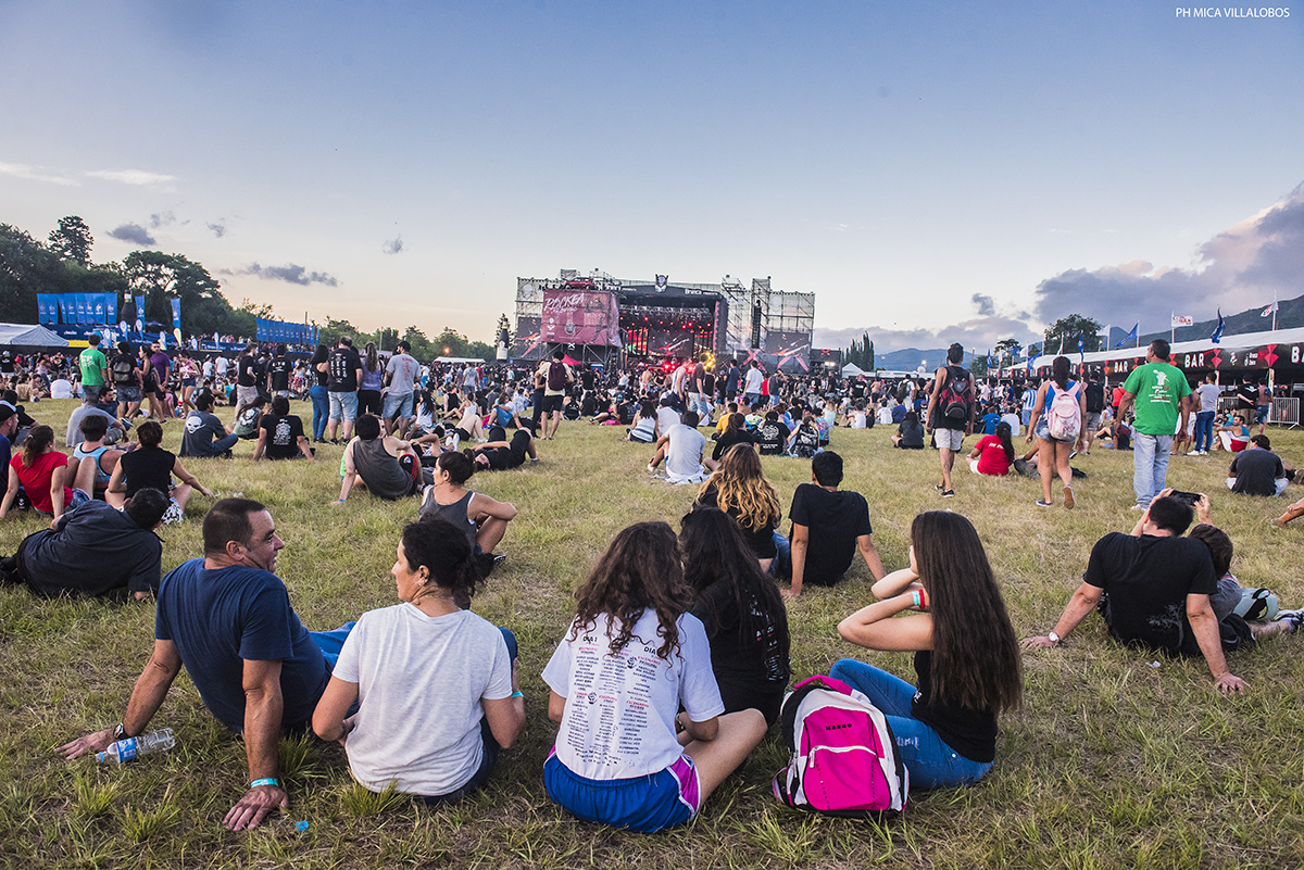 Cosquín Rock '16: Día 1 - Comenzó la décimo sexta edición del festival de rock, que en su primera jornada aglomeró una variedad de estilos en el escenario principal y muchas bandas debutantes en los distintos sectores. Lo mejor estuvo de la mano de El Plan de la Mariposa, Todo Aparenta Normal y Kapanga. 23d570c7 43d5 458a 931e e3069454c80c