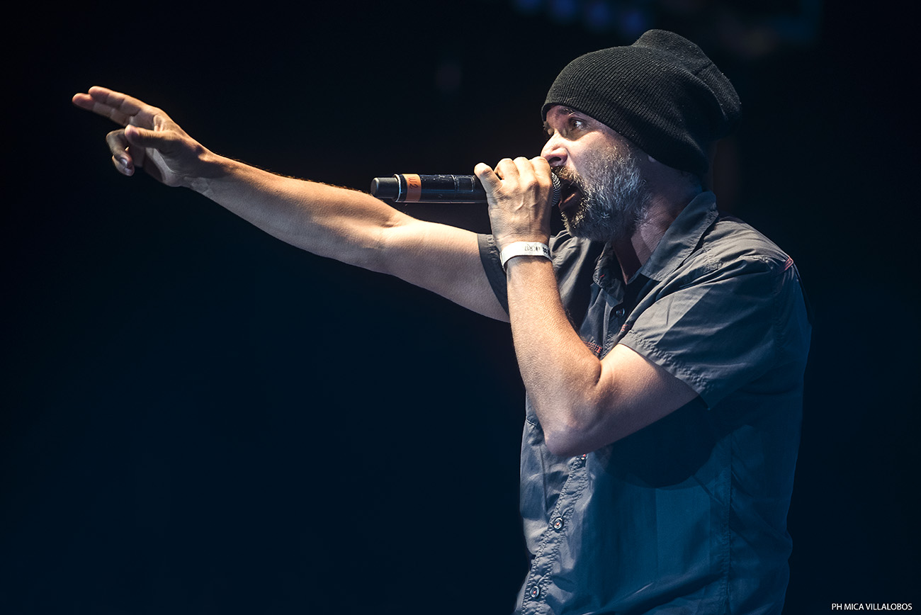 Cosquín Rock 2017: Día 2 - Mucho calor, más gente que el día anterior y con shows increíblemente perfectos de Skay y Los Fabulosos Cadillacs pasó el segundo día del festival de las Sierras. Desde temprano, con un sol que pegaba fuerte y ante una gran cantidad de público, pese a los factores mencionados, La Perra Que Los Parió regaló un listado efectivo –sobresalieron "Ídolo" y "El viajero"– para comenzar una jornada que mantendría esa adrenalina hasta el final. Euforia que continuó con De La Gran Piñata y con Jóvenes Pordioseros, y que se trasladó también a distintos sectores del predio del Aeródromo de Santa María de Punilla, como el Garage, donde los neuquinos de Qi desplegaron todo su funk ante una gran cantidad. En el mismo escenario, más tarde también contaron con gran concurrencia JVLIAN y Shoot The Radio (el dúo que incluye a Zeta Bosio). Quienes contaron con un pleno total, y una carpa que desbordaba de público, fueron Los Pericos, que en su segundo día de los festejos por sus 30 años presentaron una lista rica en hits como "La hiena", "Monkey Man", "Jamaica Reggae", "Mystic Love", "Pupilas lejanas", "Complicado y aturdido", "Sin cadenas", "Runaway" y "Casi nunca lo ves". Jugando de local, Los Caligaris puso clima festivo al festival de la mano de "Todos locos", "La montaña" y "Que corran". Mientras la gente que había copado el escenario temático de reggae migraba hacia el principal para ver a Los Cafres, el conjunto liderado por Sergio Rotman y Mimi Maura, El Siempreterno dio una cachetada de rock, fugaz y potente, convirtiendo su set entre uno de los mejores de la jornada. Sonaron: "7/11", "Más de lo mismo", "Nada más triste", "Noches románticas en sótanos húmedos", "Para siempre no es suficiente", "Inyección de amor", "Joven muerto en Juana Díaz" y "El siempreterno". Mientras en La Casita del Blues se presentaba Slam Allen ante una gran cantidad de público, La Vela Puerca ofrecía, como de costumbre, un show prolijo y eficiente con "Para no verme más", "Frágil", "Colabore", "Va a escampar", "El viejo", entre otras. Al caer el último tramo de la noche, toda la atención se la llevó el escenario principal. Primero con un nuevo show perfecto de Skay y luego con la efectividad de Los Fabulosos Cadillacs. El ex guitarrista de los Redondos inició su viaje con "Arcano XIV", "Arriba el telón" y "Oda a la sin nombre". Tanto Skay como su banda parecen salir a escena a mostrar lo que es hacer y tocar rock con calidad y profesionalismo. Se entienden de memoria, juegan a ser el Barcelona del rock. "Ya lo sabes", "Egotrip" y "El redentor secreto" dieron paso a "El pibe de los astilleros", que junto al infaltable "Ji ji ji" fueron las dos únicas piezas ricoteras de la noche. Aunque el grueso del público quiere escuchar esos temas de su ex banda, Skay suena más sincero y contento cuando toca alguno de sus temas solistas: "Aves migratorias", "El fantasma del 5to piso", "Falenas en celo" y "El sueño del jinete" son claras muestras del virtuosismo lírico e instrumental de Skay y Los Fakires. Con el escenario prendido fuego, y la vara bien alta, Los Fabulosos Cadillacs no se achicaron y mantuvieron el mismo nivel de profesionalismo y prolijidad con una seguidilla de éxitos y clásicos: "Manuel Santillán, el león", "Mi novia se cayó en un pozo ciego", "El aguijón", "Demasiada presión" y "El genio del dub" no dieron respiro una atrás de la otra. De su más reciente etapa rescataron para su primera presentación en Cosquín Rock: "El fantasma", "La tormenta" y "El profesor Galindez". Mientras que las más festejadas fueron aquellas que traían nostalgia como "Calaveras y diablitos", "Las venas abiertas de América Latina", "Saco Azul", "Carnaval toda la vida", "Carmela", "Mal Bicho", "Matador". Los bises llegaron con "V Centenario", el cover de "Mañana en el Abasto" de Sumo junto a Panchito Chevez en armónica, "Siguiendo la Luna", "Vasos vacíos", "El satánico Dr. Cadillac" y "Yo no me sentaría en tu mesa". Además de un extra con Flavio tocando el Himno Nacional en bajo, lo que evidenciaba lo bien que la estaban pasando sobre el escenario y que no querían que la noche llegara a su fin. Con puntos altos de Los Pericos, El Siempreterno, La Casita del Blues, Skay y Vicentico y compañía pasó otro día en Punilla para la edición 17 del Cosquín Rock. Fotos: Mica Villalobos 2999ef46 16b1 4602 87b8 7ca8784c1f45