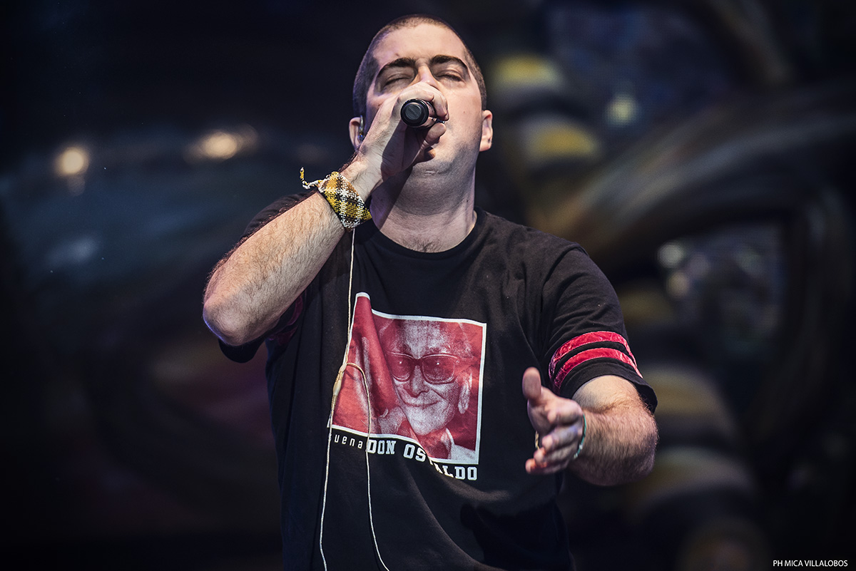 Cosquín Rock '16: Día 2 - Como en cada edición, la lluvia volvió a ser protagonista un año más. La segunda jornada comenzó con mucho calor y cerró bajo agua. Lo más destacado de la fecha estuvo en Octafonic, Eruca Sativa, los debutantes Barco y la gran convocatoria de Don Osvaldo. 30065708 5680 4c1d 9eb2 64e712a6e745
