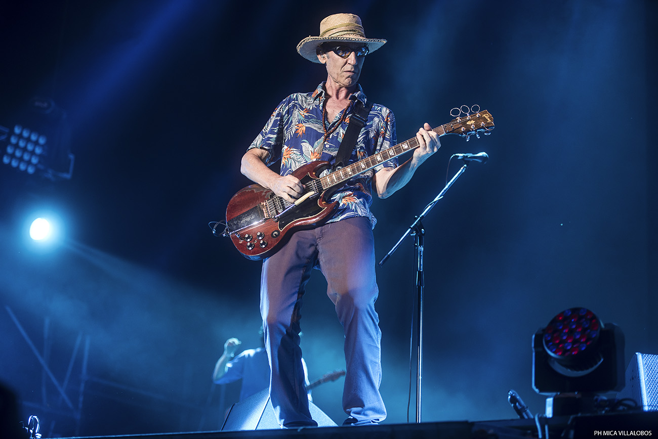 Cosquín Rock 2017: Día 2 - Mucho calor, más gente que el día anterior y con shows increíblemente perfectos de Skay y Los Fabulosos Cadillacs pasó el segundo día del festival de las Sierras. Desde temprano, con un sol que pegaba fuerte y ante una gran cantidad de público, pese a los factores mencionados, La Perra Que Los Parió regaló un listado efectivo –sobresalieron "Ídolo" y "El viajero"– para comenzar una jornada que mantendría esa adrenalina hasta el final. Euforia que continuó con De La Gran Piñata y con Jóvenes Pordioseros, y que se trasladó también a distintos sectores del predio del Aeródromo de Santa María de Punilla, como el Garage, donde los neuquinos de Qi desplegaron todo su funk ante una gran cantidad. En el mismo escenario, más tarde también contaron con gran concurrencia JVLIAN y Shoot The Radio (el dúo que incluye a Zeta Bosio). Quienes contaron con un pleno total, y una carpa que desbordaba de público, fueron Los Pericos, que en su segundo día de los festejos por sus 30 años presentaron una lista rica en hits como "La hiena", "Monkey Man", "Jamaica Reggae", "Mystic Love", "Pupilas lejanas", "Complicado y aturdido", "Sin cadenas", "Runaway" y "Casi nunca lo ves". Jugando de local, Los Caligaris puso clima festivo al festival de la mano de "Todos locos", "La montaña" y "Que corran". Mientras la gente que había copado el escenario temático de reggae migraba hacia el principal para ver a Los Cafres, el conjunto liderado por Sergio Rotman y Mimi Maura, El Siempreterno dio una cachetada de rock, fugaz y potente, convirtiendo su set entre uno de los mejores de la jornada. Sonaron: "7/11", "Más de lo mismo", "Nada más triste", "Noches románticas en sótanos húmedos", "Para siempre no es suficiente", "Inyección de amor", "Joven muerto en Juana Díaz" y "El siempreterno". Mientras en La Casita del Blues se presentaba Slam Allen ante una gran cantidad de público, La Vela Puerca ofrecía, como de costumbre, un show prolijo y eficiente con "Para no verme más", "Frágil", "Colabore", "Va a escampar", "El viejo", entre otras. Al caer el último tramo de la noche, toda la atención se la llevó el escenario principal. Primero con un nuevo show perfecto de Skay y luego con la efectividad de Los Fabulosos Cadillacs. El ex guitarrista de los Redondos inició su viaje con "Arcano XIV", "Arriba el telón" y "Oda a la sin nombre". Tanto Skay como su banda parecen salir a escena a mostrar lo que es hacer y tocar rock con calidad y profesionalismo. Se entienden de memoria, juegan a ser el Barcelona del rock. "Ya lo sabes", "Egotrip" y "El redentor secreto" dieron paso a "El pibe de los astilleros", que junto al infaltable "Ji ji ji" fueron las dos únicas piezas ricoteras de la noche. Aunque el grueso del público quiere escuchar esos temas de su ex banda, Skay suena más sincero y contento cuando toca alguno de sus temas solistas: "Aves migratorias", "El fantasma del 5to piso", "Falenas en celo" y "El sueño del jinete" son claras muestras del virtuosismo lírico e instrumental de Skay y Los Fakires. Con el escenario prendido fuego, y la vara bien alta, Los Fabulosos Cadillacs no se achicaron y mantuvieron el mismo nivel de profesionalismo y prolijidad con una seguidilla de éxitos y clásicos: "Manuel Santillán, el león", "Mi novia se cayó en un pozo ciego", "El aguijón", "Demasiada presión" y "El genio del dub" no dieron respiro una atrás de la otra. De su más reciente etapa rescataron para su primera presentación en Cosquín Rock: "El fantasma", "La tormenta" y "El profesor Galindez". Mientras que las más festejadas fueron aquellas que traían nostalgia como "Calaveras y diablitos", "Las venas abiertas de América Latina", "Saco Azul", "Carnaval toda la vida", "Carmela", "Mal Bicho", "Matador". Los bises llegaron con "V Centenario", el cover de "Mañana en el Abasto" de Sumo junto a Panchito Chevez en armónica, "Siguiendo la Luna", "Vasos vacíos", "El satánico Dr. Cadillac" y "Yo no me sentaría en tu mesa". Además de un extra con Flavio tocando el Himno Nacional en bajo, lo que evidenciaba lo bien que la estaban pasando sobre el escenario y que no querían que la noche llegara a su fin. Con puntos altos de Los Pericos, El Siempreterno, La Casita del Blues, Skay y Vicentico y compañía pasó otro día en Punilla para la edición 17 del Cosquín Rock. Fotos: Mica Villalobos 3e09ac7a be24 4e52 b11c c0be624c8058