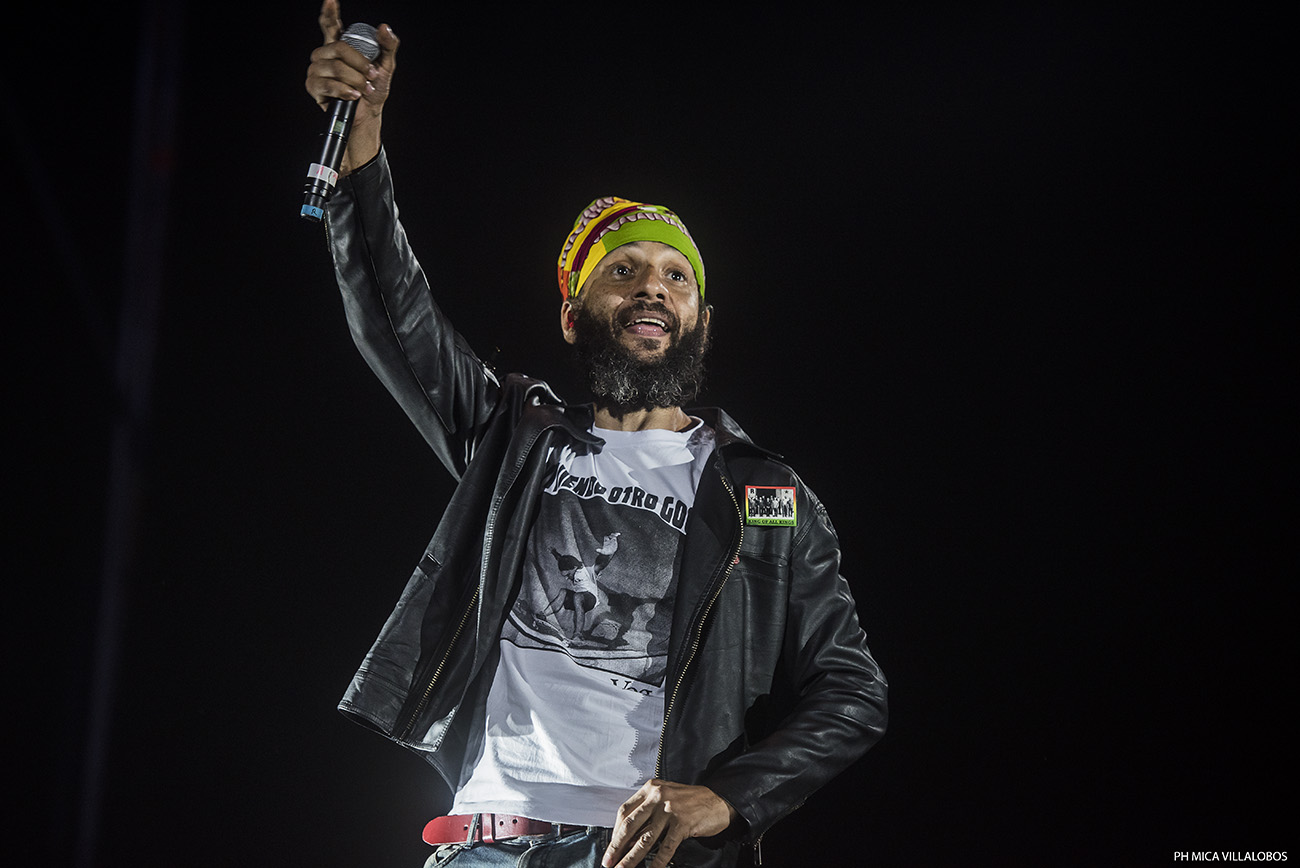 Cosquín Rock 2017: Día 2 - Mucho calor, más gente que el día anterior y con shows increíblemente perfectos de Skay y Los Fabulosos Cadillacs pasó el segundo día del festival de las Sierras. Desde temprano, con un sol que pegaba fuerte y ante una gran cantidad de público, pese a los factores mencionados, La Perra Que Los Parió regaló un listado efectivo –sobresalieron "Ídolo" y "El viajero"– para comenzar una jornada que mantendría esa adrenalina hasta el final. Euforia que continuó con De La Gran Piñata y con Jóvenes Pordioseros, y que se trasladó también a distintos sectores del predio del Aeródromo de Santa María de Punilla, como el Garage, donde los neuquinos de Qi desplegaron todo su funk ante una gran cantidad. En el mismo escenario, más tarde también contaron con gran concurrencia JVLIAN y Shoot The Radio (el dúo que incluye a Zeta Bosio). Quienes contaron con un pleno total, y una carpa que desbordaba de público, fueron Los Pericos, que en su segundo día de los festejos por sus 30 años presentaron una lista rica en hits como "La hiena", "Monkey Man", "Jamaica Reggae", "Mystic Love", "Pupilas lejanas", "Complicado y aturdido", "Sin cadenas", "Runaway" y "Casi nunca lo ves". Jugando de local, Los Caligaris puso clima festivo al festival de la mano de "Todos locos", "La montaña" y "Que corran". Mientras la gente que había copado el escenario temático de reggae migraba hacia el principal para ver a Los Cafres, el conjunto liderado por Sergio Rotman y Mimi Maura, El Siempreterno dio una cachetada de rock, fugaz y potente, convirtiendo su set entre uno de los mejores de la jornada. Sonaron: "7/11", "Más de lo mismo", "Nada más triste", "Noches románticas en sótanos húmedos", "Para siempre no es suficiente", "Inyección de amor", "Joven muerto en Juana Díaz" y "El siempreterno". Mientras en La Casita del Blues se presentaba Slam Allen ante una gran cantidad de público, La Vela Puerca ofrecía, como de costumbre, un show prolijo y eficiente con "Para no verme más", "Frágil", "Colabore", "Va a escampar", "El viejo", entre otras. Al caer el último tramo de la noche, toda la atención se la llevó el escenario principal. Primero con un nuevo show perfecto de Skay y luego con la efectividad de Los Fabulosos Cadillacs. El ex guitarrista de los Redondos inició su viaje con "Arcano XIV", "Arriba el telón" y "Oda a la sin nombre". Tanto Skay como su banda parecen salir a escena a mostrar lo que es hacer y tocar rock con calidad y profesionalismo. Se entienden de memoria, juegan a ser el Barcelona del rock. "Ya lo sabes", "Egotrip" y "El redentor secreto" dieron paso a "El pibe de los astilleros", que junto al infaltable "Ji ji ji" fueron las dos únicas piezas ricoteras de la noche. Aunque el grueso del público quiere escuchar esos temas de su ex banda, Skay suena más sincero y contento cuando toca alguno de sus temas solistas: "Aves migratorias", "El fantasma del 5to piso", "Falenas en celo" y "El sueño del jinete" son claras muestras del virtuosismo lírico e instrumental de Skay y Los Fakires. Con el escenario prendido fuego, y la vara bien alta, Los Fabulosos Cadillacs no se achicaron y mantuvieron el mismo nivel de profesionalismo y prolijidad con una seguidilla de éxitos y clásicos: "Manuel Santillán, el león", "Mi novia se cayó en un pozo ciego", "El aguijón", "Demasiada presión" y "El genio del dub" no dieron respiro una atrás de la otra. De su más reciente etapa rescataron para su primera presentación en Cosquín Rock: "El fantasma", "La tormenta" y "El profesor Galindez". Mientras que las más festejadas fueron aquellas que traían nostalgia como "Calaveras y diablitos", "Las venas abiertas de América Latina", "Saco Azul", "Carnaval toda la vida", "Carmela", "Mal Bicho", "Matador". Los bises llegaron con "V Centenario", el cover de "Mañana en el Abasto" de Sumo junto a Panchito Chevez en armónica, "Siguiendo la Luna", "Vasos vacíos", "El satánico Dr. Cadillac" y "Yo no me sentaría en tu mesa". Además de un extra con Flavio tocando el Himno Nacional en bajo, lo que evidenciaba lo bien que la estaban pasando sobre el escenario y que no querían que la noche llegara a su fin. Con puntos altos de Los Pericos, El Siempreterno, La Casita del Blues, Skay y Vicentico y compañía pasó otro día en Punilla para la edición 17 del Cosquín Rock. Fotos: Mica Villalobos 4764376c e0a7 4810 906f a8818fc6dab3