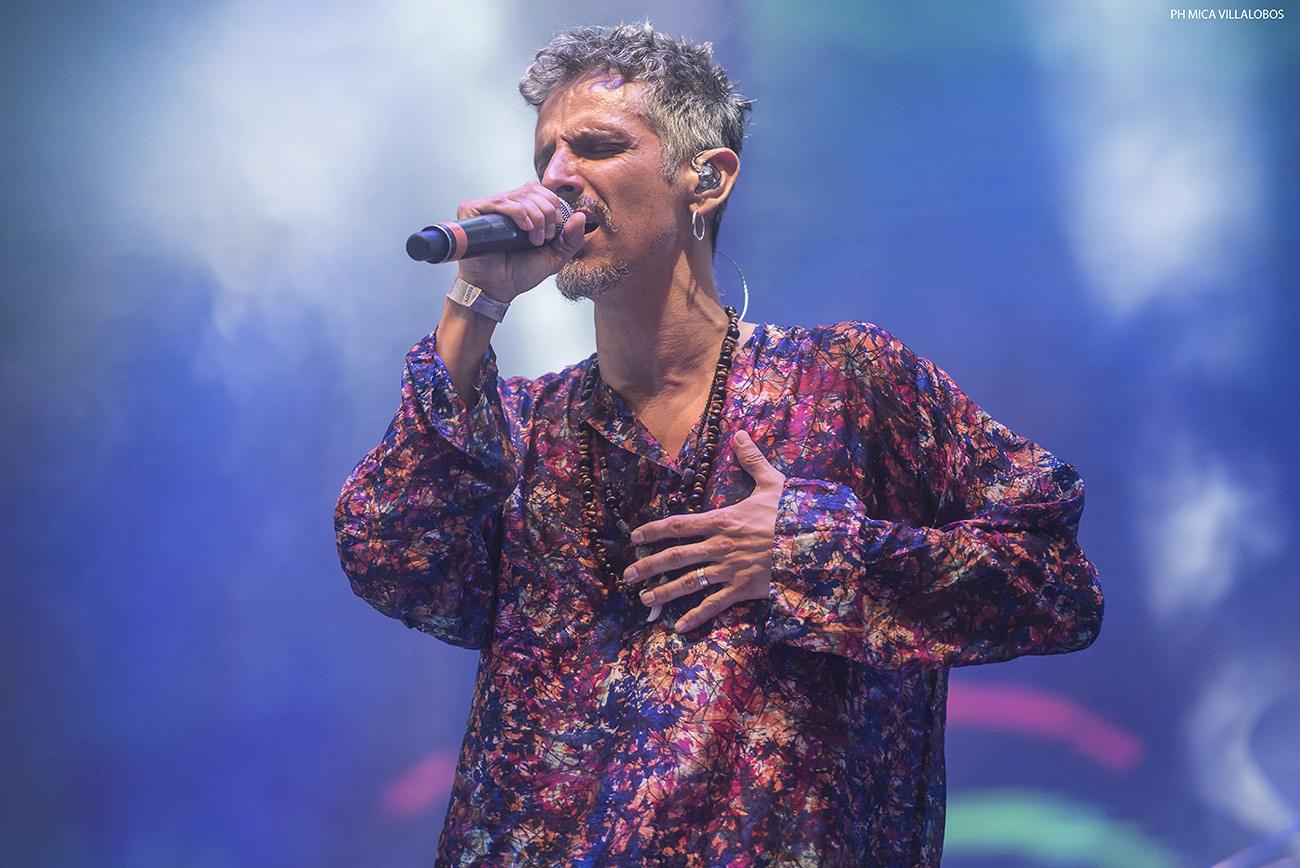Cosquín Rock 2017: Día 2 - Mucho calor, más gente que el día anterior y con shows increíblemente perfectos de Skay y Los Fabulosos Cadillacs pasó el segundo día del festival de las Sierras. Desde temprano, con un sol que pegaba fuerte y ante una gran cantidad de público, pese a los factores mencionados, La Perra Que Los Parió regaló un listado efectivo –sobresalieron "Ídolo" y "El viajero"– para comenzar una jornada que mantendría esa adrenalina hasta el final. Euforia que continuó con De La Gran Piñata y con Jóvenes Pordioseros, y que se trasladó también a distintos sectores del predio del Aeródromo de Santa María de Punilla, como el Garage, donde los neuquinos de Qi desplegaron todo su funk ante una gran cantidad. En el mismo escenario, más tarde también contaron con gran concurrencia JVLIAN y Shoot The Radio (el dúo que incluye a Zeta Bosio). Quienes contaron con un pleno total, y una carpa que desbordaba de público, fueron Los Pericos, que en su segundo día de los festejos por sus 30 años presentaron una lista rica en hits como "La hiena", "Monkey Man", "Jamaica Reggae", "Mystic Love", "Pupilas lejanas", "Complicado y aturdido", "Sin cadenas", "Runaway" y "Casi nunca lo ves". Jugando de local, Los Caligaris puso clima festivo al festival de la mano de "Todos locos", "La montaña" y "Que corran". Mientras la gente que había copado el escenario temático de reggae migraba hacia el principal para ver a Los Cafres, el conjunto liderado por Sergio Rotman y Mimi Maura, El Siempreterno dio una cachetada de rock, fugaz y potente, convirtiendo su set entre uno de los mejores de la jornada. Sonaron: "7/11", "Más de lo mismo", "Nada más triste", "Noches románticas en sótanos húmedos", "Para siempre no es suficiente", "Inyección de amor", "Joven muerto en Juana Díaz" y "El siempreterno". Mientras en La Casita del Blues se presentaba Slam Allen ante una gran cantidad de público, La Vela Puerca ofrecía, como de costumbre, un show prolijo y eficiente con "Para no verme más", "Frágil", "Colabore", "Va a escampar", "El viejo", entre otras. Al caer el último tramo de la noche, toda la atención se la llevó el escenario principal. Primero con un nuevo show perfecto de Skay y luego con la efectividad de Los Fabulosos Cadillacs. El ex guitarrista de los Redondos inició su viaje con "Arcano XIV", "Arriba el telón" y "Oda a la sin nombre". Tanto Skay como su banda parecen salir a escena a mostrar lo que es hacer y tocar rock con calidad y profesionalismo. Se entienden de memoria, juegan a ser el Barcelona del rock. "Ya lo sabes", "Egotrip" y "El redentor secreto" dieron paso a "El pibe de los astilleros", que junto al infaltable "Ji ji ji" fueron las dos únicas piezas ricoteras de la noche. Aunque el grueso del público quiere escuchar esos temas de su ex banda, Skay suena más sincero y contento cuando toca alguno de sus temas solistas: "Aves migratorias", "El fantasma del 5to piso", "Falenas en celo" y "El sueño del jinete" son claras muestras del virtuosismo lírico e instrumental de Skay y Los Fakires. Con el escenario prendido fuego, y la vara bien alta, Los Fabulosos Cadillacs no se achicaron y mantuvieron el mismo nivel de profesionalismo y prolijidad con una seguidilla de éxitos y clásicos: "Manuel Santillán, el león", "Mi novia se cayó en un pozo ciego", "El aguijón", "Demasiada presión" y "El genio del dub" no dieron respiro una atrás de la otra. De su más reciente etapa rescataron para su primera presentación en Cosquín Rock: "El fantasma", "La tormenta" y "El profesor Galindez". Mientras que las más festejadas fueron aquellas que traían nostalgia como "Calaveras y diablitos", "Las venas abiertas de América Latina", "Saco Azul", "Carnaval toda la vida", "Carmela", "Mal Bicho", "Matador". Los bises llegaron con "V Centenario", el cover de "Mañana en el Abasto" de Sumo junto a Panchito Chevez en armónica, "Siguiendo la Luna", "Vasos vacíos", "El satánico Dr. Cadillac" y "Yo no me sentaría en tu mesa". Además de un extra con Flavio tocando el Himno Nacional en bajo, lo que evidenciaba lo bien que la estaban pasando sobre el escenario y que no querían que la noche llegara a su fin. Con puntos altos de Los Pericos, El Siempreterno, La Casita del Blues, Skay y Vicentico y compañía pasó otro día en Punilla para la edición 17 del Cosquín Rock. Fotos: Mica Villalobos 64abcd32 6d76 436e 8e2e 69b06395dc9f