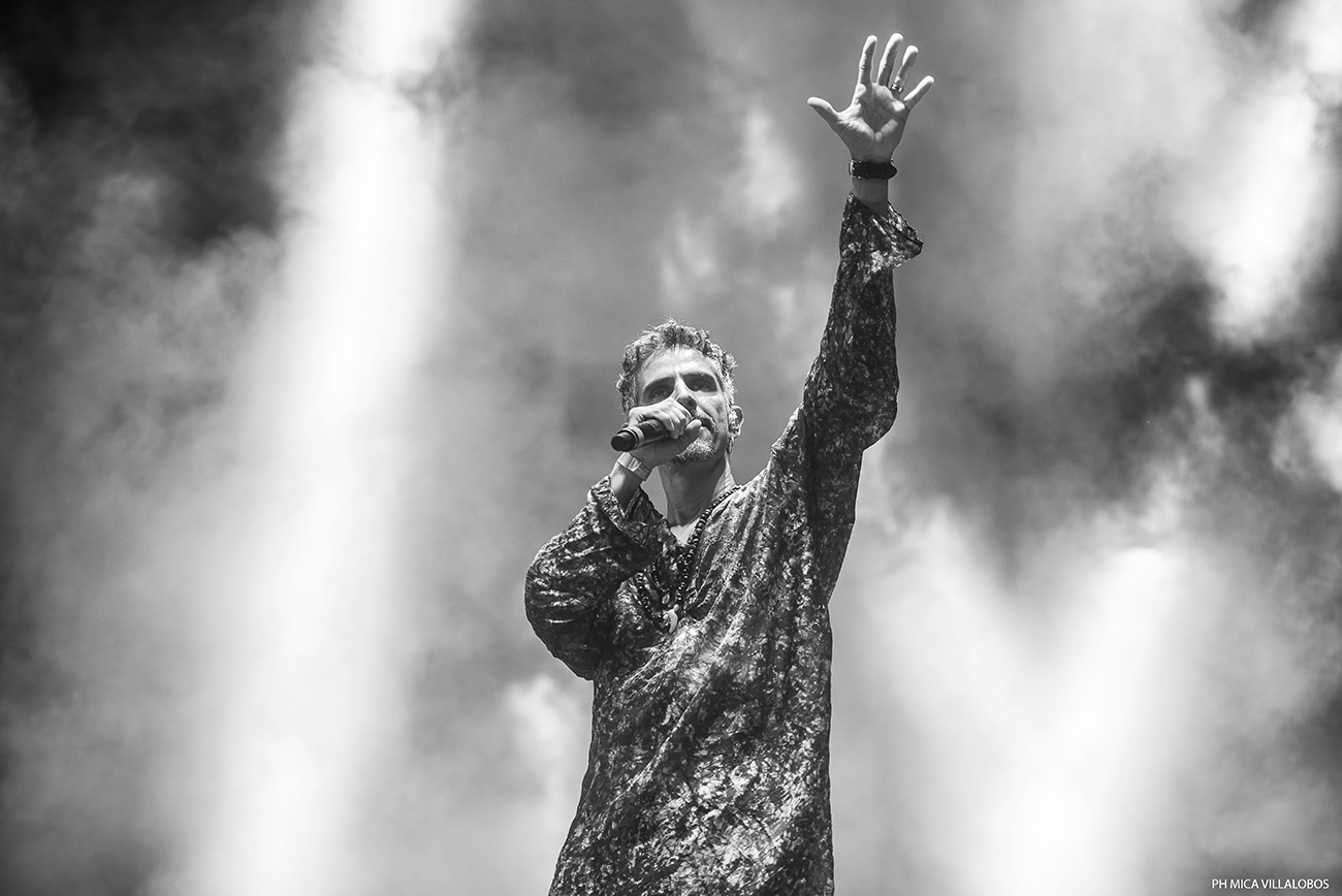 Cosquín Rock 2017: Día 2 - Mucho calor, más gente que el día anterior y con shows increíblemente perfectos de Skay y Los Fabulosos Cadillacs pasó el segundo día del festival de las Sierras. Desde temprano, con un sol que pegaba fuerte y ante una gran cantidad de público, pese a los factores mencionados, La Perra Que Los Parió regaló un listado efectivo –sobresalieron "Ídolo" y "El viajero"– para comenzar una jornada que mantendría esa adrenalina hasta el final. Euforia que continuó con De La Gran Piñata y con Jóvenes Pordioseros, y que se trasladó también a distintos sectores del predio del Aeródromo de Santa María de Punilla, como el Garage, donde los neuquinos de Qi desplegaron todo su funk ante una gran cantidad. En el mismo escenario, más tarde también contaron con gran concurrencia JVLIAN y Shoot The Radio (el dúo que incluye a Zeta Bosio). Quienes contaron con un pleno total, y una carpa que desbordaba de público, fueron Los Pericos, que en su segundo día de los festejos por sus 30 años presentaron una lista rica en hits como "La hiena", "Monkey Man", "Jamaica Reggae", "Mystic Love", "Pupilas lejanas", "Complicado y aturdido", "Sin cadenas", "Runaway" y "Casi nunca lo ves". Jugando de local, Los Caligaris puso clima festivo al festival de la mano de "Todos locos", "La montaña" y "Que corran". Mientras la gente que había copado el escenario temático de reggae migraba hacia el principal para ver a Los Cafres, el conjunto liderado por Sergio Rotman y Mimi Maura, El Siempreterno dio una cachetada de rock, fugaz y potente, convirtiendo su set entre uno de los mejores de la jornada. Sonaron: "7/11", "Más de lo mismo", "Nada más triste", "Noches románticas en sótanos húmedos", "Para siempre no es suficiente", "Inyección de amor", "Joven muerto en Juana Díaz" y "El siempreterno". Mientras en La Casita del Blues se presentaba Slam Allen ante una gran cantidad de público, La Vela Puerca ofrecía, como de costumbre, un show prolijo y eficiente con "Para no verme más", "Frágil", "Colabore", "Va a escampar", "El viejo", entre otras. Al caer el último tramo de la noche, toda la atención se la llevó el escenario principal. Primero con un nuevo show perfecto de Skay y luego con la efectividad de Los Fabulosos Cadillacs. El ex guitarrista de los Redondos inició su viaje con "Arcano XIV", "Arriba el telón" y "Oda a la sin nombre". Tanto Skay como su banda parecen salir a escena a mostrar lo que es hacer y tocar rock con calidad y profesionalismo. Se entienden de memoria, juegan a ser el Barcelona del rock. "Ya lo sabes", "Egotrip" y "El redentor secreto" dieron paso a "El pibe de los astilleros", que junto al infaltable "Ji ji ji" fueron las dos únicas piezas ricoteras de la noche. Aunque el grueso del público quiere escuchar esos temas de su ex banda, Skay suena más sincero y contento cuando toca alguno de sus temas solistas: "Aves migratorias", "El fantasma del 5to piso", "Falenas en celo" y "El sueño del jinete" son claras muestras del virtuosismo lírico e instrumental de Skay y Los Fakires. Con el escenario prendido fuego, y la vara bien alta, Los Fabulosos Cadillacs no se achicaron y mantuvieron el mismo nivel de profesionalismo y prolijidad con una seguidilla de éxitos y clásicos: "Manuel Santillán, el león", "Mi novia se cayó en un pozo ciego", "El aguijón", "Demasiada presión" y "El genio del dub" no dieron respiro una atrás de la otra. De su más reciente etapa rescataron para su primera presentación en Cosquín Rock: "El fantasma", "La tormenta" y "El profesor Galindez". Mientras que las más festejadas fueron aquellas que traían nostalgia como "Calaveras y diablitos", "Las venas abiertas de América Latina", "Saco Azul", "Carnaval toda la vida", "Carmela", "Mal Bicho", "Matador". Los bises llegaron con "V Centenario", el cover de "Mañana en el Abasto" de Sumo junto a Panchito Chevez en armónica, "Siguiendo la Luna", "Vasos vacíos", "El satánico Dr. Cadillac" y "Yo no me sentaría en tu mesa". Además de un extra con Flavio tocando el Himno Nacional en bajo, lo que evidenciaba lo bien que la estaban pasando sobre el escenario y que no querían que la noche llegara a su fin. Con puntos altos de Los Pericos, El Siempreterno, La Casita del Blues, Skay y Vicentico y compañía pasó otro día en Punilla para la edición 17 del Cosquín Rock. Fotos: Mica Villalobos 7470ca46 5671 446e 84eb 4916ffed64da