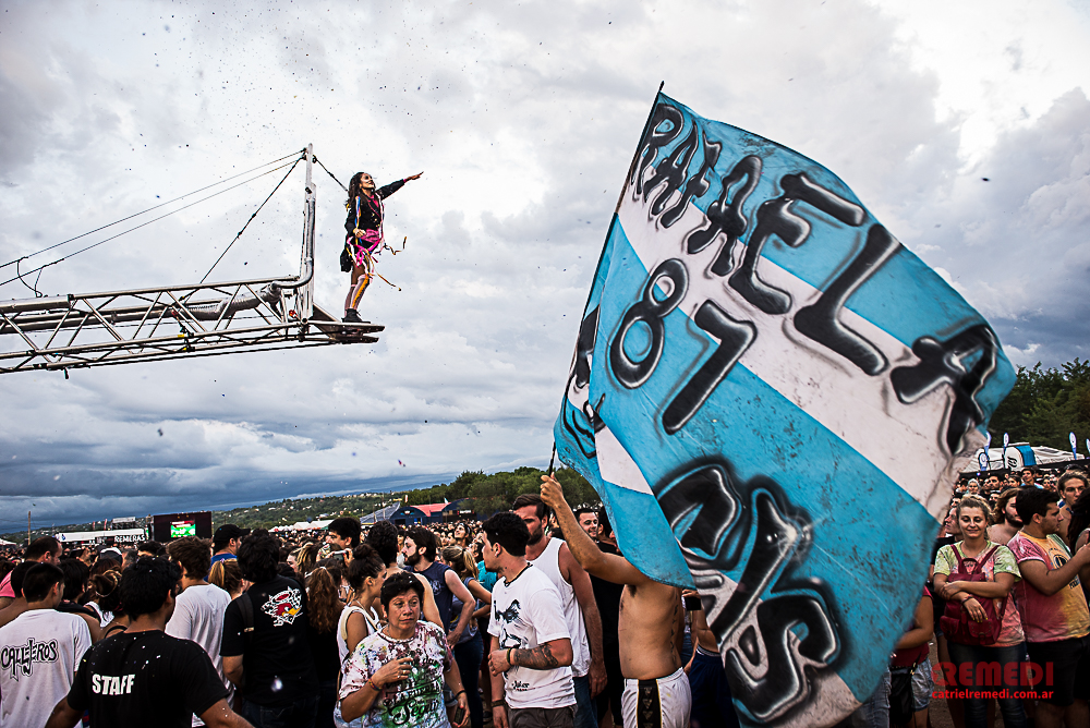 Cosquín Rock '16: Día 2 - Como en cada edición, la lluvia volvió a ser protagonista un año más. La segunda jornada comenzó con mucho calor y cerró bajo agua. Lo más destacado de la fecha estuvo en Octafonic, Eruca Sativa, los debutantes Barco y la gran convocatoria de Don Osvaldo. 90e00f1b 5f58 4892 bdda 39f61fd610a3