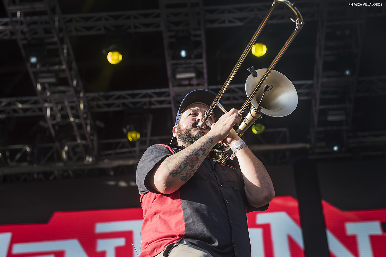 Cosquín Rock 2017: Día 2 - Mucho calor, más gente que el día anterior y con shows increíblemente perfectos de Skay y Los Fabulosos Cadillacs pasó el segundo día del festival de las Sierras. Desde temprano, con un sol que pegaba fuerte y ante una gran cantidad de público, pese a los factores mencionados, La Perra Que Los Parió regaló un listado efectivo –sobresalieron "Ídolo" y "El viajero"– para comenzar una jornada que mantendría esa adrenalina hasta el final. Euforia que continuó con De La Gran Piñata y con Jóvenes Pordioseros, y que se trasladó también a distintos sectores del predio del Aeródromo de Santa María de Punilla, como el Garage, donde los neuquinos de Qi desplegaron todo su funk ante una gran cantidad. En el mismo escenario, más tarde también contaron con gran concurrencia JVLIAN y Shoot The Radio (el dúo que incluye a Zeta Bosio). Quienes contaron con un pleno total, y una carpa que desbordaba de público, fueron Los Pericos, que en su segundo día de los festejos por sus 30 años presentaron una lista rica en hits como "La hiena", "Monkey Man", "Jamaica Reggae", "Mystic Love", "Pupilas lejanas", "Complicado y aturdido", "Sin cadenas", "Runaway" y "Casi nunca lo ves". Jugando de local, Los Caligaris puso clima festivo al festival de la mano de "Todos locos", "La montaña" y "Que corran". Mientras la gente que había copado el escenario temático de reggae migraba hacia el principal para ver a Los Cafres, el conjunto liderado por Sergio Rotman y Mimi Maura, El Siempreterno dio una cachetada de rock, fugaz y potente, convirtiendo su set entre uno de los mejores de la jornada. Sonaron: "7/11", "Más de lo mismo", "Nada más triste", "Noches románticas en sótanos húmedos", "Para siempre no es suficiente", "Inyección de amor", "Joven muerto en Juana Díaz" y "El siempreterno". Mientras en La Casita del Blues se presentaba Slam Allen ante una gran cantidad de público, La Vela Puerca ofrecía, como de costumbre, un show prolijo y eficiente con "Para no verme más", "Frágil", "Colabore", "Va a escampar", "El viejo", entre otras. Al caer el último tramo de la noche, toda la atención se la llevó el escenario principal. Primero con un nuevo show perfecto de Skay y luego con la efectividad de Los Fabulosos Cadillacs. El ex guitarrista de los Redondos inició su viaje con "Arcano XIV", "Arriba el telón" y "Oda a la sin nombre". Tanto Skay como su banda parecen salir a escena a mostrar lo que es hacer y tocar rock con calidad y profesionalismo. Se entienden de memoria, juegan a ser el Barcelona del rock. "Ya lo sabes", "Egotrip" y "El redentor secreto" dieron paso a "El pibe de los astilleros", que junto al infaltable "Ji ji ji" fueron las dos únicas piezas ricoteras de la noche. Aunque el grueso del público quiere escuchar esos temas de su ex banda, Skay suena más sincero y contento cuando toca alguno de sus temas solistas: "Aves migratorias", "El fantasma del 5to piso", "Falenas en celo" y "El sueño del jinete" son claras muestras del virtuosismo lírico e instrumental de Skay y Los Fakires. Con el escenario prendido fuego, y la vara bien alta, Los Fabulosos Cadillacs no se achicaron y mantuvieron el mismo nivel de profesionalismo y prolijidad con una seguidilla de éxitos y clásicos: "Manuel Santillán, el león", "Mi novia se cayó en un pozo ciego", "El aguijón", "Demasiada presión" y "El genio del dub" no dieron respiro una atrás de la otra. De su más reciente etapa rescataron para su primera presentación en Cosquín Rock: "El fantasma", "La tormenta" y "El profesor Galindez". Mientras que las más festejadas fueron aquellas que traían nostalgia como "Calaveras y diablitos", "Las venas abiertas de América Latina", "Saco Azul", "Carnaval toda la vida", "Carmela", "Mal Bicho", "Matador". Los bises llegaron con "V Centenario", el cover de "Mañana en el Abasto" de Sumo junto a Panchito Chevez en armónica, "Siguiendo la Luna", "Vasos vacíos", "El satánico Dr. Cadillac" y "Yo no me sentaría en tu mesa". Además de un extra con Flavio tocando el Himno Nacional en bajo, lo que evidenciaba lo bien que la estaban pasando sobre el escenario y que no querían que la noche llegara a su fin. Con puntos altos de Los Pericos, El Siempreterno, La Casita del Blues, Skay y Vicentico y compañía pasó otro día en Punilla para la edición 17 del Cosquín Rock. Fotos: Mica Villalobos a02ceff5 1689 43fb abe3 6e23bc247b7e