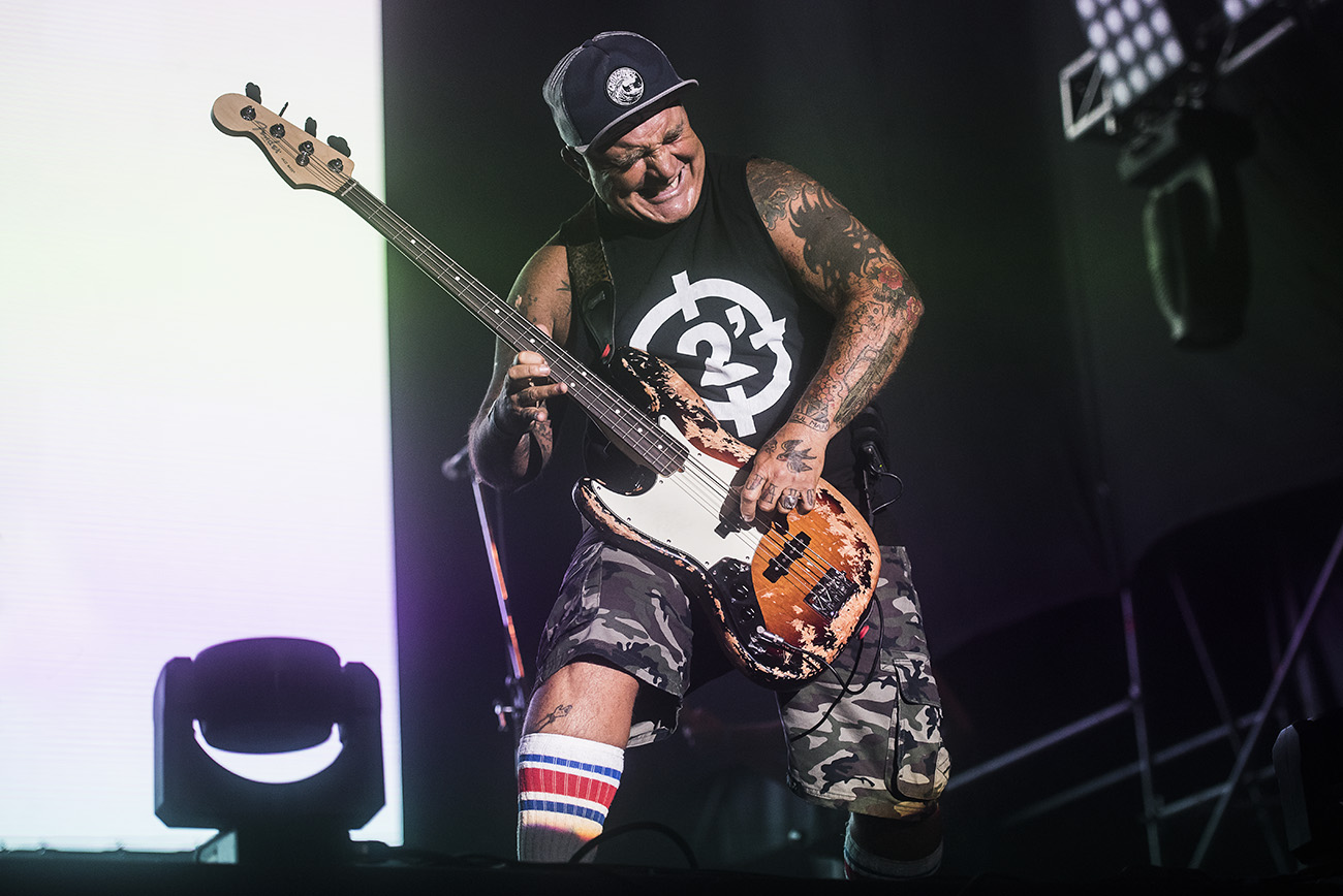 Cosquín Rock 2017: Día 2 - Mucho calor, más gente que el día anterior y con shows increíblemente perfectos de Skay y Los Fabulosos Cadillacs pasó el segundo día del festival de las Sierras. Desde temprano, con un sol que pegaba fuerte y ante una gran cantidad de público, pese a los factores mencionados, La Perra Que Los Parió regaló un listado efectivo –sobresalieron "Ídolo" y "El viajero"– para comenzar una jornada que mantendría esa adrenalina hasta el final. Euforia que continuó con De La Gran Piñata y con Jóvenes Pordioseros, y que se trasladó también a distintos sectores del predio del Aeródromo de Santa María de Punilla, como el Garage, donde los neuquinos de Qi desplegaron todo su funk ante una gran cantidad. En el mismo escenario, más tarde también contaron con gran concurrencia JVLIAN y Shoot The Radio (el dúo que incluye a Zeta Bosio). Quienes contaron con un pleno total, y una carpa que desbordaba de público, fueron Los Pericos, que en su segundo día de los festejos por sus 30 años presentaron una lista rica en hits como "La hiena", "Monkey Man", "Jamaica Reggae", "Mystic Love", "Pupilas lejanas", "Complicado y aturdido", "Sin cadenas", "Runaway" y "Casi nunca lo ves". Jugando de local, Los Caligaris puso clima festivo al festival de la mano de "Todos locos", "La montaña" y "Que corran". Mientras la gente que había copado el escenario temático de reggae migraba hacia el principal para ver a Los Cafres, el conjunto liderado por Sergio Rotman y Mimi Maura, El Siempreterno dio una cachetada de rock, fugaz y potente, convirtiendo su set entre uno de los mejores de la jornada. Sonaron: "7/11", "Más de lo mismo", "Nada más triste", "Noches románticas en sótanos húmedos", "Para siempre no es suficiente", "Inyección de amor", "Joven muerto en Juana Díaz" y "El siempreterno". Mientras en La Casita del Blues se presentaba Slam Allen ante una gran cantidad de público, La Vela Puerca ofrecía, como de costumbre, un show prolijo y eficiente con "Para no verme más", "Frágil", "Colabore", "Va a escampar", "El viejo", entre otras. Al caer el último tramo de la noche, toda la atención se la llevó el escenario principal. Primero con un nuevo show perfecto de Skay y luego con la efectividad de Los Fabulosos Cadillacs. El ex guitarrista de los Redondos inició su viaje con "Arcano XIV", "Arriba el telón" y "Oda a la sin nombre". Tanto Skay como su banda parecen salir a escena a mostrar lo que es hacer y tocar rock con calidad y profesionalismo. Se entienden de memoria, juegan a ser el Barcelona del rock. "Ya lo sabes", "Egotrip" y "El redentor secreto" dieron paso a "El pibe de los astilleros", que junto al infaltable "Ji ji ji" fueron las dos únicas piezas ricoteras de la noche. Aunque el grueso del público quiere escuchar esos temas de su ex banda, Skay suena más sincero y contento cuando toca alguno de sus temas solistas: "Aves migratorias", "El fantasma del 5to piso", "Falenas en celo" y "El sueño del jinete" son claras muestras del virtuosismo lírico e instrumental de Skay y Los Fakires. Con el escenario prendido fuego, y la vara bien alta, Los Fabulosos Cadillacs no se achicaron y mantuvieron el mismo nivel de profesionalismo y prolijidad con una seguidilla de éxitos y clásicos: "Manuel Santillán, el león", "Mi novia se cayó en un pozo ciego", "El aguijón", "Demasiada presión" y "El genio del dub" no dieron respiro una atrás de la otra. De su más reciente etapa rescataron para su primera presentación en Cosquín Rock: "El fantasma", "La tormenta" y "El profesor Galindez". Mientras que las más festejadas fueron aquellas que traían nostalgia como "Calaveras y diablitos", "Las venas abiertas de América Latina", "Saco Azul", "Carnaval toda la vida", "Carmela", "Mal Bicho", "Matador". Los bises llegaron con "V Centenario", el cover de "Mañana en el Abasto" de Sumo junto a Panchito Chevez en armónica, "Siguiendo la Luna", "Vasos vacíos", "El satánico Dr. Cadillac" y "Yo no me sentaría en tu mesa". Además de un extra con Flavio tocando el Himno Nacional en bajo, lo que evidenciaba lo bien que la estaban pasando sobre el escenario y que no querían que la noche llegara a su fin. Con puntos altos de Los Pericos, El Siempreterno, La Casita del Blues, Skay y Vicentico y compañía pasó otro día en Punilla para la edición 17 del Cosquín Rock. Fotos: Mica Villalobos a2b0d08c ce82 436a aac8 96c34d843390