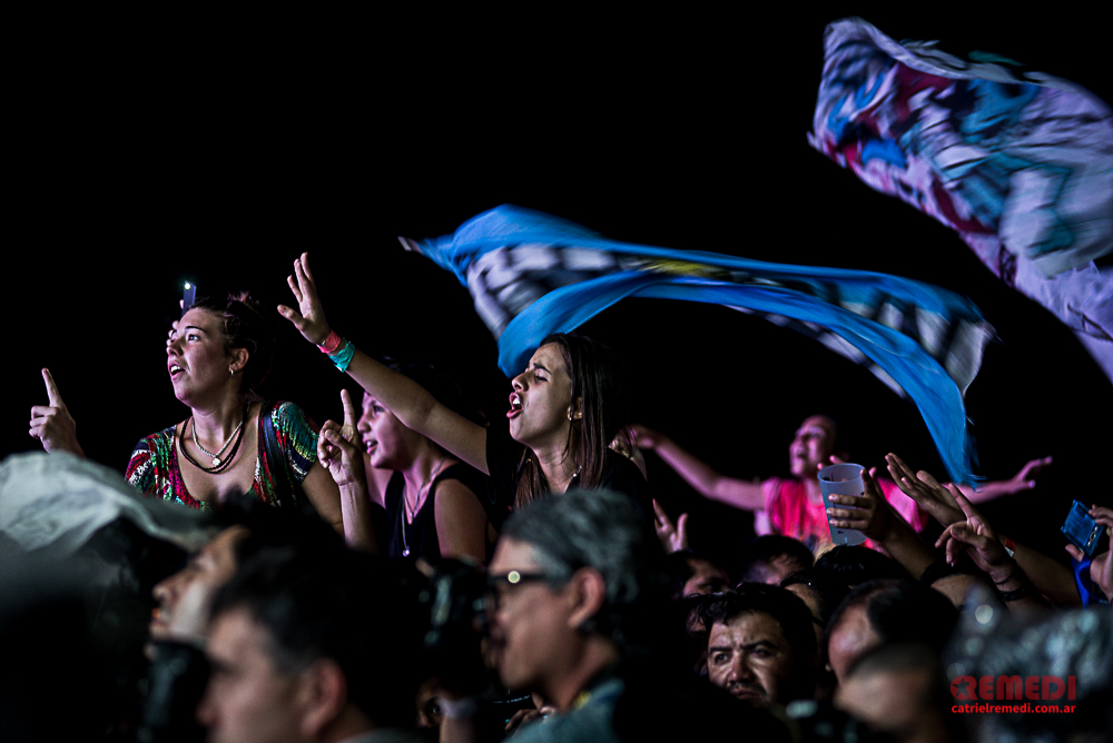 Cosquín Rock '16: Día 1 - Comenzó la décimo sexta edición del festival de rock, que en su primera jornada aglomeró una variedad de estilos en el escenario principal y muchas bandas debutantes en los distintos sectores. Lo mejor estuvo de la mano de El Plan de la Mariposa, Todo Aparenta Normal y Kapanga. c2618cad 16f1 41ae 8d8d 1ce29d64c192