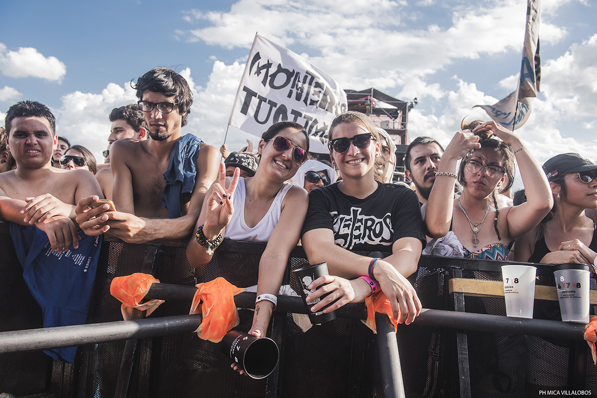 Cosquín Rock '16: Día 2 - Como en cada edición, la lluvia volvió a ser protagonista un año más. La segunda jornada comenzó con mucho calor y cerró bajo agua. Lo más destacado de la fecha estuvo en Octafonic, Eruca Sativa, los debutantes Barco y la gran convocatoria de Don Osvaldo. c6dbcc52 90fc 4c1c 8ff6 97592dbb0e6f