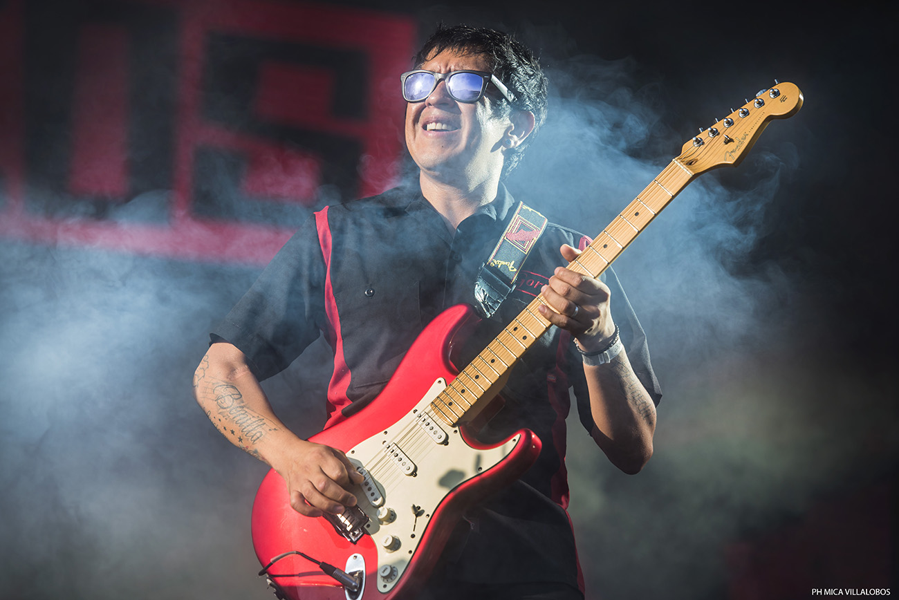 Cosquín Rock 2017: Día 2 - Mucho calor, más gente que el día anterior y con shows increíblemente perfectos de Skay y Los Fabulosos Cadillacs pasó el segundo día del festival de las Sierras. Desde temprano, con un sol que pegaba fuerte y ante una gran cantidad de público, pese a los factores mencionados, La Perra Que Los Parió regaló un listado efectivo –sobresalieron "Ídolo" y "El viajero"– para comenzar una jornada que mantendría esa adrenalina hasta el final. Euforia que continuó con De La Gran Piñata y con Jóvenes Pordioseros, y que se trasladó también a distintos sectores del predio del Aeródromo de Santa María de Punilla, como el Garage, donde los neuquinos de Qi desplegaron todo su funk ante una gran cantidad. En el mismo escenario, más tarde también contaron con gran concurrencia JVLIAN y Shoot The Radio (el dúo que incluye a Zeta Bosio). Quienes contaron con un pleno total, y una carpa que desbordaba de público, fueron Los Pericos, que en su segundo día de los festejos por sus 30 años presentaron una lista rica en hits como "La hiena", "Monkey Man", "Jamaica Reggae", "Mystic Love", "Pupilas lejanas", "Complicado y aturdido", "Sin cadenas", "Runaway" y "Casi nunca lo ves". Jugando de local, Los Caligaris puso clima festivo al festival de la mano de "Todos locos", "La montaña" y "Que corran". Mientras la gente que había copado el escenario temático de reggae migraba hacia el principal para ver a Los Cafres, el conjunto liderado por Sergio Rotman y Mimi Maura, El Siempreterno dio una cachetada de rock, fugaz y potente, convirtiendo su set entre uno de los mejores de la jornada. Sonaron: "7/11", "Más de lo mismo", "Nada más triste", "Noches románticas en sótanos húmedos", "Para siempre no es suficiente", "Inyección de amor", "Joven muerto en Juana Díaz" y "El siempreterno". Mientras en La Casita del Blues se presentaba Slam Allen ante una gran cantidad de público, La Vela Puerca ofrecía, como de costumbre, un show prolijo y eficiente con "Para no verme más", "Frágil", "Colabore", "Va a escampar", "El viejo", entre otras. Al caer el último tramo de la noche, toda la atención se la llevó el escenario principal. Primero con un nuevo show perfecto de Skay y luego con la efectividad de Los Fabulosos Cadillacs. El ex guitarrista de los Redondos inició su viaje con "Arcano XIV", "Arriba el telón" y "Oda a la sin nombre". Tanto Skay como su banda parecen salir a escena a mostrar lo que es hacer y tocar rock con calidad y profesionalismo. Se entienden de memoria, juegan a ser el Barcelona del rock. "Ya lo sabes", "Egotrip" y "El redentor secreto" dieron paso a "El pibe de los astilleros", que junto al infaltable "Ji ji ji" fueron las dos únicas piezas ricoteras de la noche. Aunque el grueso del público quiere escuchar esos temas de su ex banda, Skay suena más sincero y contento cuando toca alguno de sus temas solistas: "Aves migratorias", "El fantasma del 5to piso", "Falenas en celo" y "El sueño del jinete" son claras muestras del virtuosismo lírico e instrumental de Skay y Los Fakires. Con el escenario prendido fuego, y la vara bien alta, Los Fabulosos Cadillacs no se achicaron y mantuvieron el mismo nivel de profesionalismo y prolijidad con una seguidilla de éxitos y clásicos: "Manuel Santillán, el león", "Mi novia se cayó en un pozo ciego", "El aguijón", "Demasiada presión" y "El genio del dub" no dieron respiro una atrás de la otra. De su más reciente etapa rescataron para su primera presentación en Cosquín Rock: "El fantasma", "La tormenta" y "El profesor Galindez". Mientras que las más festejadas fueron aquellas que traían nostalgia como "Calaveras y diablitos", "Las venas abiertas de América Latina", "Saco Azul", "Carnaval toda la vida", "Carmela", "Mal Bicho", "Matador". Los bises llegaron con "V Centenario", el cover de "Mañana en el Abasto" de Sumo junto a Panchito Chevez en armónica, "Siguiendo la Luna", "Vasos vacíos", "El satánico Dr. Cadillac" y "Yo no me sentaría en tu mesa". Además de un extra con Flavio tocando el Himno Nacional en bajo, lo que evidenciaba lo bien que la estaban pasando sobre el escenario y que no querían que la noche llegara a su fin. Con puntos altos de Los Pericos, El Siempreterno, La Casita del Blues, Skay y Vicentico y compañía pasó otro día en Punilla para la edición 17 del Cosquín Rock. Fotos: Mica Villalobos dd276e29 5e92 4a85 8991 e40c8a3d3792