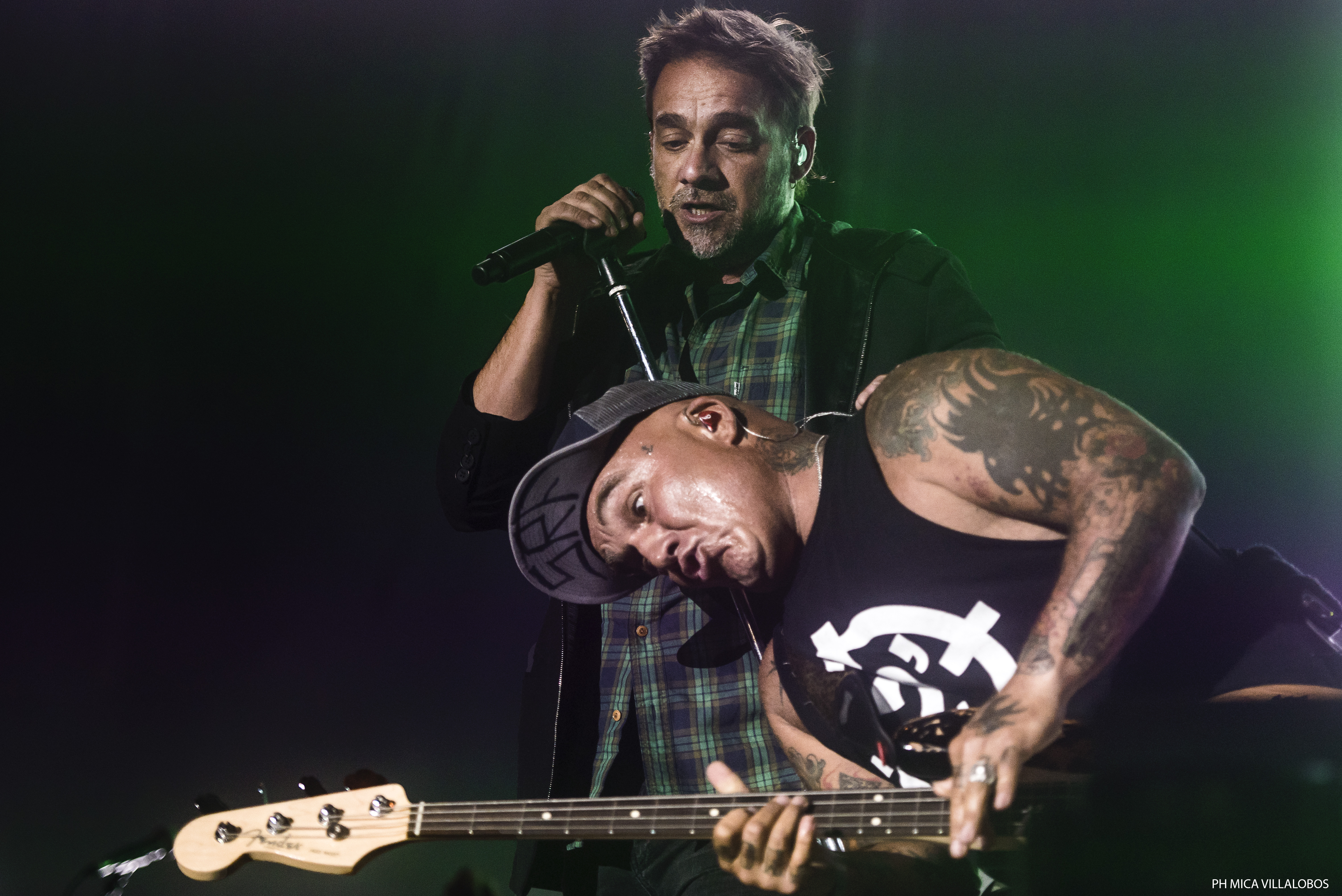 Cosquín Rock 2017: Día 2 - Mucho calor, más gente que el día anterior y con shows increíblemente perfectos de Skay y Los Fabulosos Cadillacs pasó el segundo día del festival de las Sierras. Desde temprano, con un sol que pegaba fuerte y ante una gran cantidad de público, pese a los factores mencionados, La Perra Que Los Parió regaló un listado efectivo –sobresalieron "Ídolo" y "El viajero"– para comenzar una jornada que mantendría esa adrenalina hasta el final. Euforia que continuó con De La Gran Piñata y con Jóvenes Pordioseros, y que se trasladó también a distintos sectores del predio del Aeródromo de Santa María de Punilla, como el Garage, donde los neuquinos de Qi desplegaron todo su funk ante una gran cantidad. En el mismo escenario, más tarde también contaron con gran concurrencia JVLIAN y Shoot The Radio (el dúo que incluye a Zeta Bosio). Quienes contaron con un pleno total, y una carpa que desbordaba de público, fueron Los Pericos, que en su segundo día de los festejos por sus 30 años presentaron una lista rica en hits como "La hiena", "Monkey Man", "Jamaica Reggae", "Mystic Love", "Pupilas lejanas", "Complicado y aturdido", "Sin cadenas", "Runaway" y "Casi nunca lo ves". Jugando de local, Los Caligaris puso clima festivo al festival de la mano de "Todos locos", "La montaña" y "Que corran". Mientras la gente que había copado el escenario temático de reggae migraba hacia el principal para ver a Los Cafres, el conjunto liderado por Sergio Rotman y Mimi Maura, El Siempreterno dio una cachetada de rock, fugaz y potente, convirtiendo su set entre uno de los mejores de la jornada. Sonaron: "7/11", "Más de lo mismo", "Nada más triste", "Noches románticas en sótanos húmedos", "Para siempre no es suficiente", "Inyección de amor", "Joven muerto en Juana Díaz" y "El siempreterno". Mientras en La Casita del Blues se presentaba Slam Allen ante una gran cantidad de público, La Vela Puerca ofrecía, como de costumbre, un show prolijo y eficiente con "Para no verme más", "Frágil", "Colabore", "Va a escampar", "El viejo", entre otras. Al caer el último tramo de la noche, toda la atención se la llevó el escenario principal. Primero con un nuevo show perfecto de Skay y luego con la efectividad de Los Fabulosos Cadillacs. El ex guitarrista de los Redondos inició su viaje con "Arcano XIV", "Arriba el telón" y "Oda a la sin nombre". Tanto Skay como su banda parecen salir a escena a mostrar lo que es hacer y tocar rock con calidad y profesionalismo. Se entienden de memoria, juegan a ser el Barcelona del rock. "Ya lo sabes", "Egotrip" y "El redentor secreto" dieron paso a "El pibe de los astilleros", que junto al infaltable "Ji ji ji" fueron las dos únicas piezas ricoteras de la noche. Aunque el grueso del público quiere escuchar esos temas de su ex banda, Skay suena más sincero y contento cuando toca alguno de sus temas solistas: "Aves migratorias", "El fantasma del 5to piso", "Falenas en celo" y "El sueño del jinete" son claras muestras del virtuosismo lírico e instrumental de Skay y Los Fakires. Con el escenario prendido fuego, y la vara bien alta, Los Fabulosos Cadillacs no se achicaron y mantuvieron el mismo nivel de profesionalismo y prolijidad con una seguidilla de éxitos y clásicos: "Manuel Santillán, el león", "Mi novia se cayó en un pozo ciego", "El aguijón", "Demasiada presión" y "El genio del dub" no dieron respiro una atrás de la otra. De su más reciente etapa rescataron para su primera presentación en Cosquín Rock: "El fantasma", "La tormenta" y "El profesor Galindez". Mientras que las más festejadas fueron aquellas que traían nostalgia como "Calaveras y diablitos", "Las venas abiertas de América Latina", "Saco Azul", "Carnaval toda la vida", "Carmela", "Mal Bicho", "Matador". Los bises llegaron con "V Centenario", el cover de "Mañana en el Abasto" de Sumo junto a Panchito Chevez en armónica, "Siguiendo la Luna", "Vasos vacíos", "El satánico Dr. Cadillac" y "Yo no me sentaría en tu mesa". Además de un extra con Flavio tocando el Himno Nacional en bajo, lo que evidenciaba lo bien que la estaban pasando sobre el escenario y que no querían que la noche llegara a su fin. Con puntos altos de Los Pericos, El Siempreterno, La Casita del Blues, Skay y Vicentico y compañía pasó otro día en Punilla para la edición 17 del Cosquín Rock. Fotos: Mica Villalobos e36be4b3 2133 4384 825c 57dc484beeec