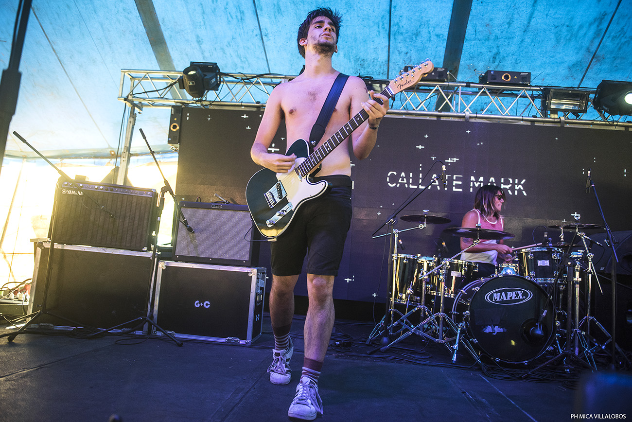 Cosquín Rock 2017: Día 2 - Mucho calor, más gente que el día anterior y con shows increíblemente perfectos de Skay y Los Fabulosos Cadillacs pasó el segundo día del festival de las Sierras. Desde temprano, con un sol que pegaba fuerte y ante una gran cantidad de público, pese a los factores mencionados, La Perra Que Los Parió regaló un listado efectivo –sobresalieron "Ídolo" y "El viajero"– para comenzar una jornada que mantendría esa adrenalina hasta el final. Euforia que continuó con De La Gran Piñata y con Jóvenes Pordioseros, y que se trasladó también a distintos sectores del predio del Aeródromo de Santa María de Punilla, como el Garage, donde los neuquinos de Qi desplegaron todo su funk ante una gran cantidad. En el mismo escenario, más tarde también contaron con gran concurrencia JVLIAN y Shoot The Radio (el dúo que incluye a Zeta Bosio). Quienes contaron con un pleno total, y una carpa que desbordaba de público, fueron Los Pericos, que en su segundo día de los festejos por sus 30 años presentaron una lista rica en hits como "La hiena", "Monkey Man", "Jamaica Reggae", "Mystic Love", "Pupilas lejanas", "Complicado y aturdido", "Sin cadenas", "Runaway" y "Casi nunca lo ves". Jugando de local, Los Caligaris puso clima festivo al festival de la mano de "Todos locos", "La montaña" y "Que corran". Mientras la gente que había copado el escenario temático de reggae migraba hacia el principal para ver a Los Cafres, el conjunto liderado por Sergio Rotman y Mimi Maura, El Siempreterno dio una cachetada de rock, fugaz y potente, convirtiendo su set entre uno de los mejores de la jornada. Sonaron: "7/11", "Más de lo mismo", "Nada más triste", "Noches románticas en sótanos húmedos", "Para siempre no es suficiente", "Inyección de amor", "Joven muerto en Juana Díaz" y "El siempreterno". Mientras en La Casita del Blues se presentaba Slam Allen ante una gran cantidad de público, La Vela Puerca ofrecía, como de costumbre, un show prolijo y eficiente con "Para no verme más", "Frágil", "Colabore", "Va a escampar", "El viejo", entre otras. Al caer el último tramo de la noche, toda la atención se la llevó el escenario principal. Primero con un nuevo show perfecto de Skay y luego con la efectividad de Los Fabulosos Cadillacs. El ex guitarrista de los Redondos inició su viaje con "Arcano XIV", "Arriba el telón" y "Oda a la sin nombre". Tanto Skay como su banda parecen salir a escena a mostrar lo que es hacer y tocar rock con calidad y profesionalismo. Se entienden de memoria, juegan a ser el Barcelona del rock. "Ya lo sabes", "Egotrip" y "El redentor secreto" dieron paso a "El pibe de los astilleros", que junto al infaltable "Ji ji ji" fueron las dos únicas piezas ricoteras de la noche. Aunque el grueso del público quiere escuchar esos temas de su ex banda, Skay suena más sincero y contento cuando toca alguno de sus temas solistas: "Aves migratorias", "El fantasma del 5to piso", "Falenas en celo" y "El sueño del jinete" son claras muestras del virtuosismo lírico e instrumental de Skay y Los Fakires. Con el escenario prendido fuego, y la vara bien alta, Los Fabulosos Cadillacs no se achicaron y mantuvieron el mismo nivel de profesionalismo y prolijidad con una seguidilla de éxitos y clásicos: "Manuel Santillán, el león", "Mi novia se cayó en un pozo ciego", "El aguijón", "Demasiada presión" y "El genio del dub" no dieron respiro una atrás de la otra. De su más reciente etapa rescataron para su primera presentación en Cosquín Rock: "El fantasma", "La tormenta" y "El profesor Galindez". Mientras que las más festejadas fueron aquellas que traían nostalgia como "Calaveras y diablitos", "Las venas abiertas de América Latina", "Saco Azul", "Carnaval toda la vida", "Carmela", "Mal Bicho", "Matador". Los bises llegaron con "V Centenario", el cover de "Mañana en el Abasto" de Sumo junto a Panchito Chevez en armónica, "Siguiendo la Luna", "Vasos vacíos", "El satánico Dr. Cadillac" y "Yo no me sentaría en tu mesa". Además de un extra con Flavio tocando el Himno Nacional en bajo, lo que evidenciaba lo bien que la estaban pasando sobre el escenario y que no querían que la noche llegara a su fin. Con puntos altos de Los Pericos, El Siempreterno, La Casita del Blues, Skay y Vicentico y compañía pasó otro día en Punilla para la edición 17 del Cosquín Rock. Fotos: Mica Villalobos e3de9873 38ff 4f9d b071 be50543b9394