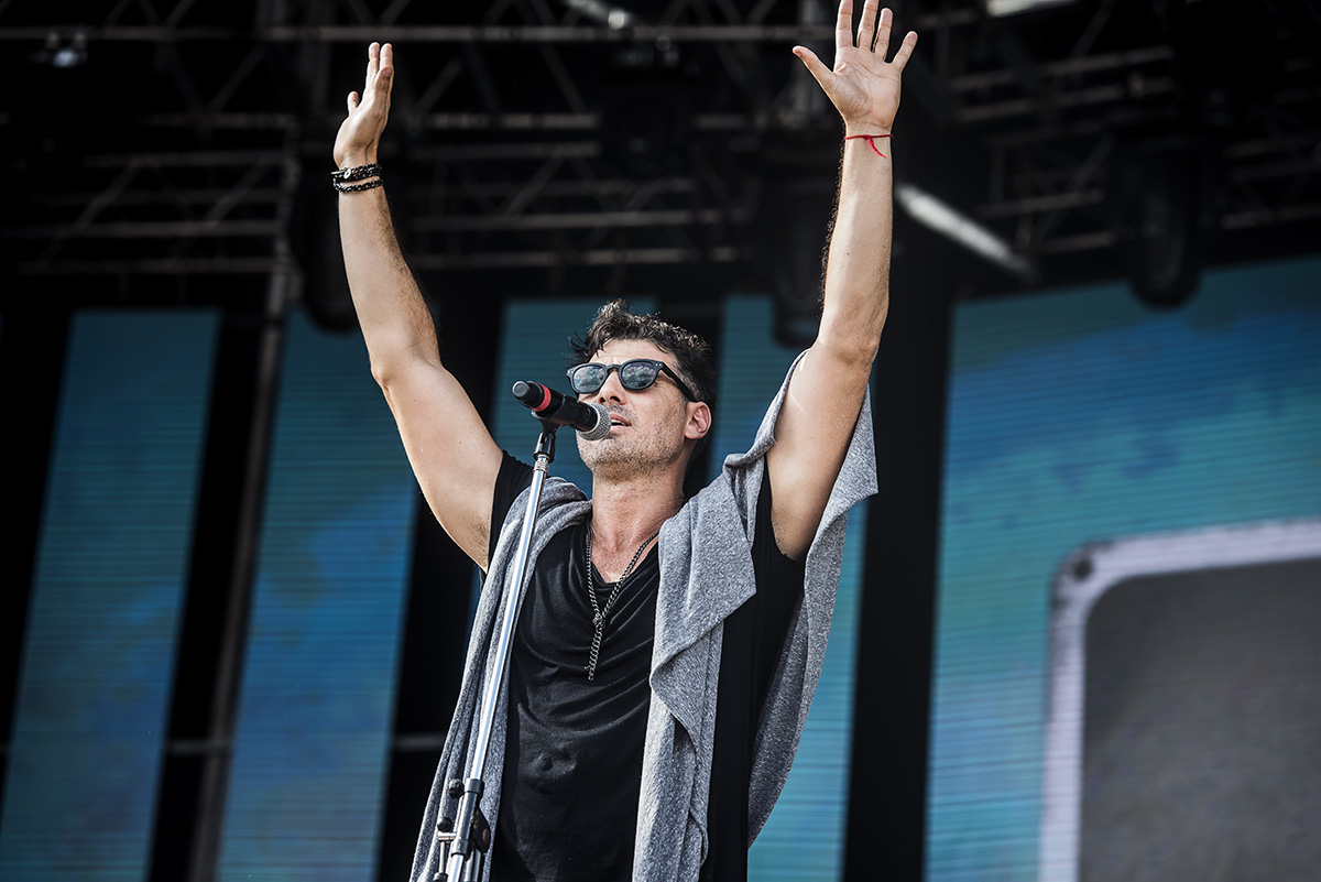 Cosquín Rock '16: Día 2 - Como en cada edición, la lluvia volvió a ser protagonista un año más. La segunda jornada comenzó con mucho calor y cerró bajo agua. Lo más destacado de la fecha estuvo en Octafonic, Eruca Sativa, los debutantes Barco y la gran convocatoria de Don Osvaldo. ea0db7ce 9da9 4938 b8a8 2d58814c7ef5