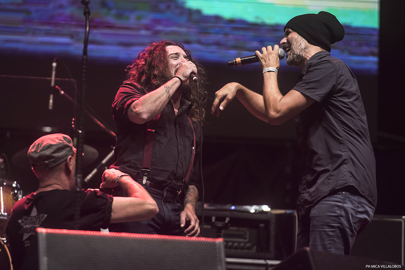 Cosquín Rock 2017: Día 2 - Mucho calor, más gente que el día anterior y con shows increíblemente perfectos de Skay y Los Fabulosos Cadillacs pasó el segundo día del festival de las Sierras. Desde temprano, con un sol que pegaba fuerte y ante una gran cantidad de público, pese a los factores mencionados, La Perra Que Los Parió regaló un listado efectivo –sobresalieron "Ídolo" y "El viajero"– para comenzar una jornada que mantendría esa adrenalina hasta el final. Euforia que continuó con De La Gran Piñata y con Jóvenes Pordioseros, y que se trasladó también a distintos sectores del predio del Aeródromo de Santa María de Punilla, como el Garage, donde los neuquinos de Qi desplegaron todo su funk ante una gran cantidad. En el mismo escenario, más tarde también contaron con gran concurrencia JVLIAN y Shoot The Radio (el dúo que incluye a Zeta Bosio). Quienes contaron con un pleno total, y una carpa que desbordaba de público, fueron Los Pericos, que en su segundo día de los festejos por sus 30 años presentaron una lista rica en hits como "La hiena", "Monkey Man", "Jamaica Reggae", "Mystic Love", "Pupilas lejanas", "Complicado y aturdido", "Sin cadenas", "Runaway" y "Casi nunca lo ves". Jugando de local, Los Caligaris puso clima festivo al festival de la mano de "Todos locos", "La montaña" y "Que corran". Mientras la gente que había copado el escenario temático de reggae migraba hacia el principal para ver a Los Cafres, el conjunto liderado por Sergio Rotman y Mimi Maura, El Siempreterno dio una cachetada de rock, fugaz y potente, convirtiendo su set entre uno de los mejores de la jornada. Sonaron: "7/11", "Más de lo mismo", "Nada más triste", "Noches románticas en sótanos húmedos", "Para siempre no es suficiente", "Inyección de amor", "Joven muerto en Juana Díaz" y "El siempreterno". Mientras en La Casita del Blues se presentaba Slam Allen ante una gran cantidad de público, La Vela Puerca ofrecía, como de costumbre, un show prolijo y eficiente con "Para no verme más", "Frágil", "Colabore", "Va a escampar", "El viejo", entre otras. Al caer el último tramo de la noche, toda la atención se la llevó el escenario principal. Primero con un nuevo show perfecto de Skay y luego con la efectividad de Los Fabulosos Cadillacs. El ex guitarrista de los Redondos inició su viaje con "Arcano XIV", "Arriba el telón" y "Oda a la sin nombre". Tanto Skay como su banda parecen salir a escena a mostrar lo que es hacer y tocar rock con calidad y profesionalismo. Se entienden de memoria, juegan a ser el Barcelona del rock. "Ya lo sabes", "Egotrip" y "El redentor secreto" dieron paso a "El pibe de los astilleros", que junto al infaltable "Ji ji ji" fueron las dos únicas piezas ricoteras de la noche. Aunque el grueso del público quiere escuchar esos temas de su ex banda, Skay suena más sincero y contento cuando toca alguno de sus temas solistas: "Aves migratorias", "El fantasma del 5to piso", "Falenas en celo" y "El sueño del jinete" son claras muestras del virtuosismo lírico e instrumental de Skay y Los Fakires. Con el escenario prendido fuego, y la vara bien alta, Los Fabulosos Cadillacs no se achicaron y mantuvieron el mismo nivel de profesionalismo y prolijidad con una seguidilla de éxitos y clásicos: "Manuel Santillán, el león", "Mi novia se cayó en un pozo ciego", "El aguijón", "Demasiada presión" y "El genio del dub" no dieron respiro una atrás de la otra. De su más reciente etapa rescataron para su primera presentación en Cosquín Rock: "El fantasma", "La tormenta" y "El profesor Galindez". Mientras que las más festejadas fueron aquellas que traían nostalgia como "Calaveras y diablitos", "Las venas abiertas de América Latina", "Saco Azul", "Carnaval toda la vida", "Carmela", "Mal Bicho", "Matador". Los bises llegaron con "V Centenario", el cover de "Mañana en el Abasto" de Sumo junto a Panchito Chevez en armónica, "Siguiendo la Luna", "Vasos vacíos", "El satánico Dr. Cadillac" y "Yo no me sentaría en tu mesa". Además de un extra con Flavio tocando el Himno Nacional en bajo, lo que evidenciaba lo bien que la estaban pasando sobre el escenario y que no querían que la noche llegara a su fin. Con puntos altos de Los Pericos, El Siempreterno, La Casita del Blues, Skay y Vicentico y compañía pasó otro día en Punilla para la edición 17 del Cosquín Rock. Fotos: Mica Villalobos f735d9eb 364c 4241 9e8b 00ca664fa1b8