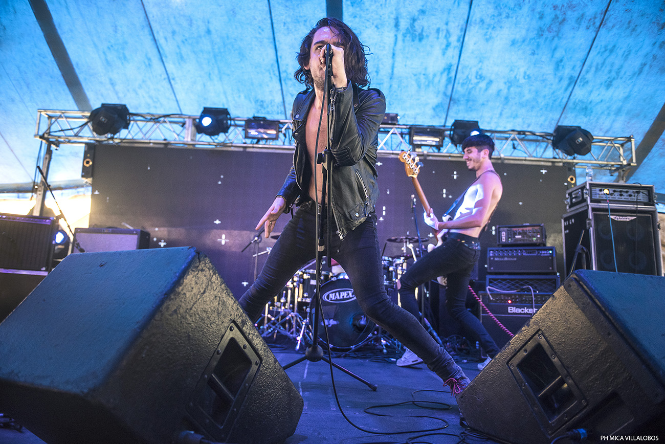 Cosquín Rock 2017: Día 2 - Mucho calor, más gente que el día anterior y con shows increíblemente perfectos de Skay y Los Fabulosos Cadillacs pasó el segundo día del festival de las Sierras. Desde temprano, con un sol que pegaba fuerte y ante una gran cantidad de público, pese a los factores mencionados, La Perra Que Los Parió regaló un listado efectivo –sobresalieron "Ídolo" y "El viajero"– para comenzar una jornada que mantendría esa adrenalina hasta el final. Euforia que continuó con De La Gran Piñata y con Jóvenes Pordioseros, y que se trasladó también a distintos sectores del predio del Aeródromo de Santa María de Punilla, como el Garage, donde los neuquinos de Qi desplegaron todo su funk ante una gran cantidad. En el mismo escenario, más tarde también contaron con gran concurrencia JVLIAN y Shoot The Radio (el dúo que incluye a Zeta Bosio). Quienes contaron con un pleno total, y una carpa que desbordaba de público, fueron Los Pericos, que en su segundo día de los festejos por sus 30 años presentaron una lista rica en hits como "La hiena", "Monkey Man", "Jamaica Reggae", "Mystic Love", "Pupilas lejanas", "Complicado y aturdido", "Sin cadenas", "Runaway" y "Casi nunca lo ves". Jugando de local, Los Caligaris puso clima festivo al festival de la mano de "Todos locos", "La montaña" y "Que corran". Mientras la gente que había copado el escenario temático de reggae migraba hacia el principal para ver a Los Cafres, el conjunto liderado por Sergio Rotman y Mimi Maura, El Siempreterno dio una cachetada de rock, fugaz y potente, convirtiendo su set entre uno de los mejores de la jornada. Sonaron: "7/11", "Más de lo mismo", "Nada más triste", "Noches románticas en sótanos húmedos", "Para siempre no es suficiente", "Inyección de amor", "Joven muerto en Juana Díaz" y "El siempreterno". Mientras en La Casita del Blues se presentaba Slam Allen ante una gran cantidad de público, La Vela Puerca ofrecía, como de costumbre, un show prolijo y eficiente con "Para no verme más", "Frágil", "Colabore", "Va a escampar", "El viejo", entre otras. Al caer el último tramo de la noche, toda la atención se la llevó el escenario principal. Primero con un nuevo show perfecto de Skay y luego con la efectividad de Los Fabulosos Cadillacs. El ex guitarrista de los Redondos inició su viaje con "Arcano XIV", "Arriba el telón" y "Oda a la sin nombre". Tanto Skay como su banda parecen salir a escena a mostrar lo que es hacer y tocar rock con calidad y profesionalismo. Se entienden de memoria, juegan a ser el Barcelona del rock. "Ya lo sabes", "Egotrip" y "El redentor secreto" dieron paso a "El pibe de los astilleros", que junto al infaltable "Ji ji ji" fueron las dos únicas piezas ricoteras de la noche. Aunque el grueso del público quiere escuchar esos temas de su ex banda, Skay suena más sincero y contento cuando toca alguno de sus temas solistas: "Aves migratorias", "El fantasma del 5to piso", "Falenas en celo" y "El sueño del jinete" son claras muestras del virtuosismo lírico e instrumental de Skay y Los Fakires. Con el escenario prendido fuego, y la vara bien alta, Los Fabulosos Cadillacs no se achicaron y mantuvieron el mismo nivel de profesionalismo y prolijidad con una seguidilla de éxitos y clásicos: "Manuel Santillán, el león", "Mi novia se cayó en un pozo ciego", "El aguijón", "Demasiada presión" y "El genio del dub" no dieron respiro una atrás de la otra. De su más reciente etapa rescataron para su primera presentación en Cosquín Rock: "El fantasma", "La tormenta" y "El profesor Galindez". Mientras que las más festejadas fueron aquellas que traían nostalgia como "Calaveras y diablitos", "Las venas abiertas de América Latina", "Saco Azul", "Carnaval toda la vida", "Carmela", "Mal Bicho", "Matador". Los bises llegaron con "V Centenario", el cover de "Mañana en el Abasto" de Sumo junto a Panchito Chevez en armónica, "Siguiendo la Luna", "Vasos vacíos", "El satánico Dr. Cadillac" y "Yo no me sentaría en tu mesa". Además de un extra con Flavio tocando el Himno Nacional en bajo, lo que evidenciaba lo bien que la estaban pasando sobre el escenario y que no querían que la noche llegara a su fin. Con puntos altos de Los Pericos, El Siempreterno, La Casita del Blues, Skay y Vicentico y compañía pasó otro día en Punilla para la edición 17 del Cosquín Rock. Fotos: Mica Villalobos f92ad396 f30b 4d77 be56 0d8e32aca092