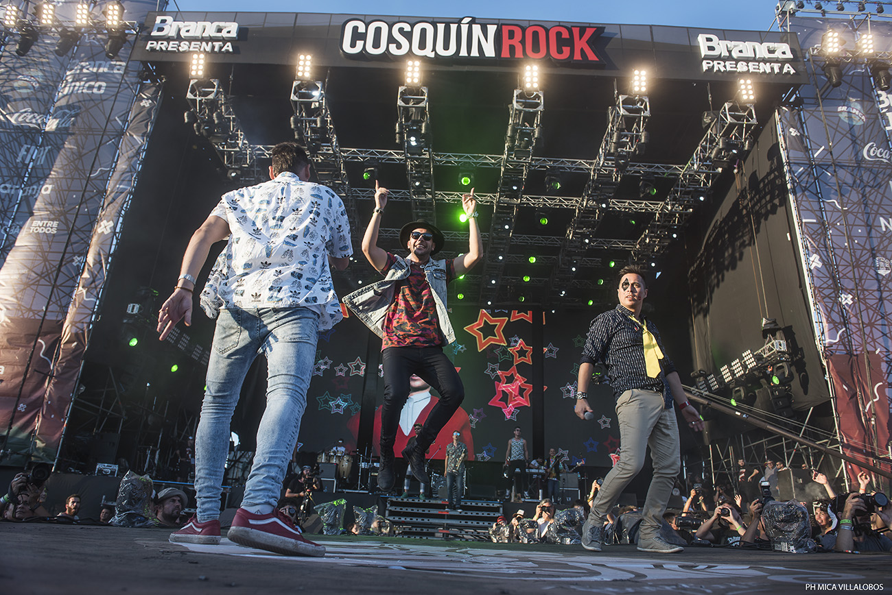 Cosquín Rock 2017: Día 2 - Mucho calor, más gente que el día anterior y con shows increíblemente perfectos de Skay y Los Fabulosos Cadillacs pasó el segundo día del festival de las Sierras. Desde temprano, con un sol que pegaba fuerte y ante una gran cantidad de público, pese a los factores mencionados, La Perra Que Los Parió regaló un listado efectivo –sobresalieron "Ídolo" y "El viajero"– para comenzar una jornada que mantendría esa adrenalina hasta el final. Euforia que continuó con De La Gran Piñata y con Jóvenes Pordioseros, y que se trasladó también a distintos sectores del predio del Aeródromo de Santa María de Punilla, como el Garage, donde los neuquinos de Qi desplegaron todo su funk ante una gran cantidad. En el mismo escenario, más tarde también contaron con gran concurrencia JVLIAN y Shoot The Radio (el dúo que incluye a Zeta Bosio). Quienes contaron con un pleno total, y una carpa que desbordaba de público, fueron Los Pericos, que en su segundo día de los festejos por sus 30 años presentaron una lista rica en hits como "La hiena", "Monkey Man", "Jamaica Reggae", "Mystic Love", "Pupilas lejanas", "Complicado y aturdido", "Sin cadenas", "Runaway" y "Casi nunca lo ves". Jugando de local, Los Caligaris puso clima festivo al festival de la mano de "Todos locos", "La montaña" y "Que corran". Mientras la gente que había copado el escenario temático de reggae migraba hacia el principal para ver a Los Cafres, el conjunto liderado por Sergio Rotman y Mimi Maura, El Siempreterno dio una cachetada de rock, fugaz y potente, convirtiendo su set entre uno de los mejores de la jornada. Sonaron: "7/11", "Más de lo mismo", "Nada más triste", "Noches románticas en sótanos húmedos", "Para siempre no es suficiente", "Inyección de amor", "Joven muerto en Juana Díaz" y "El siempreterno". Mientras en La Casita del Blues se presentaba Slam Allen ante una gran cantidad de público, La Vela Puerca ofrecía, como de costumbre, un show prolijo y eficiente con "Para no verme más", "Frágil", "Colabore", "Va a escampar", "El viejo", entre otras. Al caer el último tramo de la noche, toda la atención se la llevó el escenario principal. Primero con un nuevo show perfecto de Skay y luego con la efectividad de Los Fabulosos Cadillacs. El ex guitarrista de los Redondos inició su viaje con "Arcano XIV", "Arriba el telón" y "Oda a la sin nombre". Tanto Skay como su banda parecen salir a escena a mostrar lo que es hacer y tocar rock con calidad y profesionalismo. Se entienden de memoria, juegan a ser el Barcelona del rock. "Ya lo sabes", "Egotrip" y "El redentor secreto" dieron paso a "El pibe de los astilleros", que junto al infaltable "Ji ji ji" fueron las dos únicas piezas ricoteras de la noche. Aunque el grueso del público quiere escuchar esos temas de su ex banda, Skay suena más sincero y contento cuando toca alguno de sus temas solistas: "Aves migratorias", "El fantasma del 5to piso", "Falenas en celo" y "El sueño del jinete" son claras muestras del virtuosismo lírico e instrumental de Skay y Los Fakires. Con el escenario prendido fuego, y la vara bien alta, Los Fabulosos Cadillacs no se achicaron y mantuvieron el mismo nivel de profesionalismo y prolijidad con una seguidilla de éxitos y clásicos: "Manuel Santillán, el león", "Mi novia se cayó en un pozo ciego", "El aguijón", "Demasiada presión" y "El genio del dub" no dieron respiro una atrás de la otra. De su más reciente etapa rescataron para su primera presentación en Cosquín Rock: "El fantasma", "La tormenta" y "El profesor Galindez". Mientras que las más festejadas fueron aquellas que traían nostalgia como "Calaveras y diablitos", "Las venas abiertas de América Latina", "Saco Azul", "Carnaval toda la vida", "Carmela", "Mal Bicho", "Matador". Los bises llegaron con "V Centenario", el cover de "Mañana en el Abasto" de Sumo junto a Panchito Chevez en armónica, "Siguiendo la Luna", "Vasos vacíos", "El satánico Dr. Cadillac" y "Yo no me sentaría en tu mesa". Además de un extra con Flavio tocando el Himno Nacional en bajo, lo que evidenciaba lo bien que la estaban pasando sobre el escenario y que no querían que la noche llegara a su fin. Con puntos altos de Los Pericos, El Siempreterno, La Casita del Blues, Skay y Vicentico y compañía pasó otro día en Punilla para la edición 17 del Cosquín Rock. Fotos: Mica Villalobos fd93e5bc 3b3f 4f07 98f9 21e1cd603393