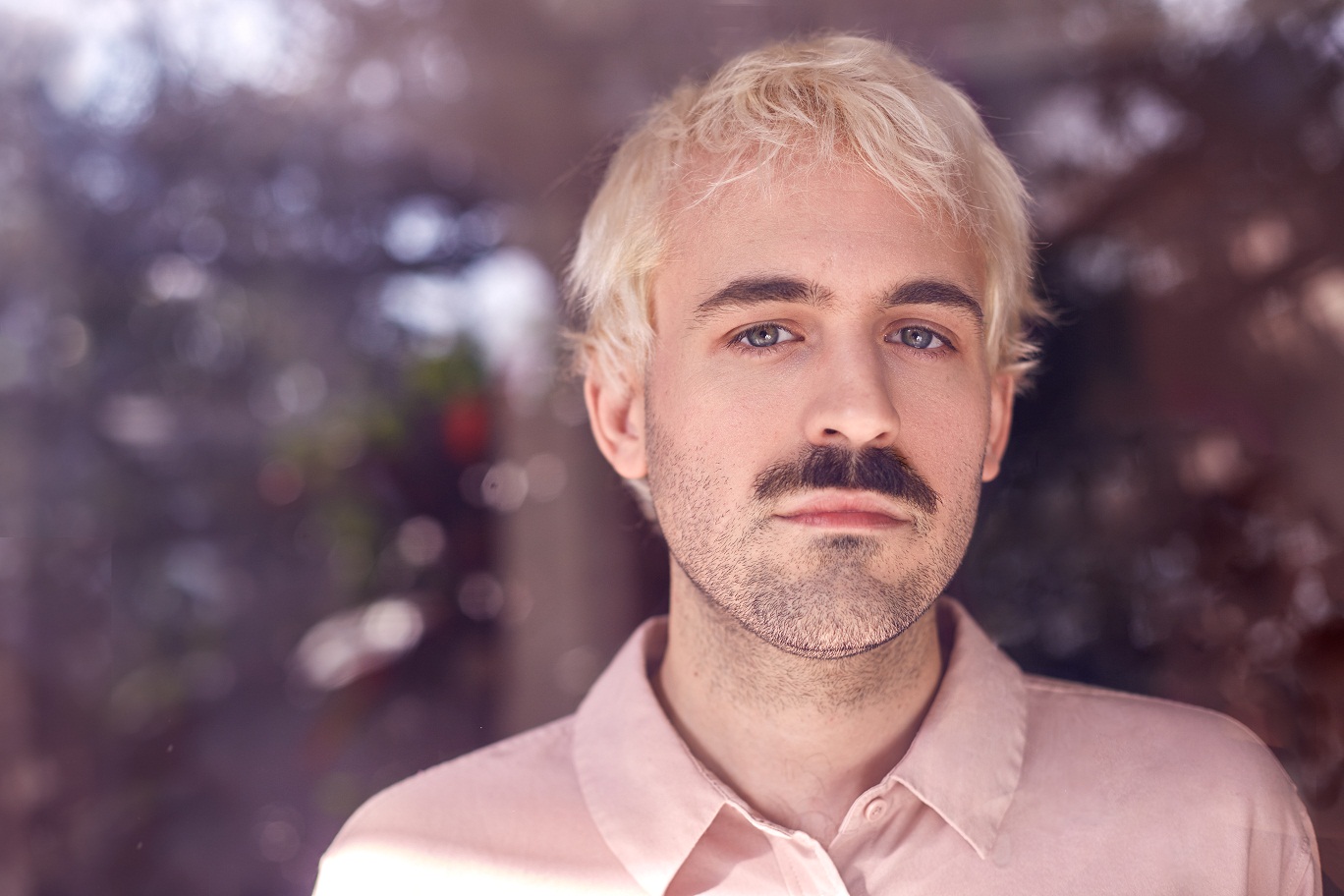 Nahuel Briones: "Este es mi primer disco conceptual" - El músico argentino Nahuel Briones lanzó su nuevo álbum, "Guerrera/Soldado", acompañado por una revista comic que, además de incluir las letras, muestra las dos caras de un mismo trabajo. "Es un disco que refleja las enfermedades vinculares del amor romántico atravesado por la visión perturbada, azul, del duelo y un profundo desprecio a las instituciones: entre ellas la Iglesia, las fuerzas de seguridad y el amor como empresa –enumera el cantante y guitarrista-. Odio la palabra ‘conceptual’, lamento profundamente tener que usarla, pero la realidad es que éste es mi primer disco conceptual".
Briones señala que “Guerrera/Soldado” es el primer trabajo que realiza codo a codo con otra persona (Federico Nicolao, con quien produjo el material) y que en distintos momentos de la grabación tuvo la sensación de estar haciendo un disco de dúo ya que las decisiones, el rumbo del álbum, el audio, y varias cuestiones más, las tomaban juntos.
“Mucha gente ha escrito que éste era mi álbum más solista hasta ahora –señala-. A mí me cuesta verlo así porque en ‘Pera Reflexiva’ me encargué no sólo de tocar casi todos los instrumentos sino también de producirlo y mezclarlo. En este delegué muchísimo, pero quizás justamente ahí esté mi personalidad en el trabajo: haber decidido a quién le delegaba cada actividad, algo que aprendí en mi rol de productor en discos de otros músicos”.
Al momento de componer, ¿qué te gusta priorizar y resaltar más: lo lírico y poético o lo musical?
En general si muestro públicamente una decena de canciones es porque trabajé en más del triple, así que las que quedan son las que considero que tienen más o menos al mismo nivel las músicas y las letras. Laburo al mismo tiempo las letras, las músicas, los arreglos y la interpretación, grabo las canciones muchas veces, hago demos, maquetas, varias versiones, grabaciones de ensayos con el celular, preproducciones en estudio. Para que una canción mía haya llegado a los oídos de otra persona, y esta pueda juzgar si le parece lo más maravilloso, algo simplemente aséptico, o la peor mierda que escuchó en su vida, pasó previamente por una cantidad muy grande de filtros.
¿Evaluaste la posibilidad de editarlo dividido en dos partes y lanzarlo en distintos tiempos?
Evalué esa posibilidad, pero luego de escuchar las canciones de “Guerrera” y las de “Soldado” por separado me pareció que era más interesante lo que sucedía escuchando los temas intercalados. Este es mi disco más corto hasta ahora, así que luego de haber editado dos álbumes de casi una hora y media sin que me preocupara demasiado qué sería de sus vidas una vez que abandonaran mi computadora, editar uno que dura exactamente el tiempo promedio de concentración de los humanos no me pareció que fuera un problema tan serio.
¿Por qué decidiste lanzarlo junto a un libro/comic? En primer lugar, me seducía la idea de ver a mis dos personajes, Guerrera y Soldado, como tapas de comic más las letras de las canciones ilustradas por el genio de Luciano Vecchio y sumarle fotos de Sofía Martinsen, dos artistas que admiro mucho. En segundo lugar, para trabajar las letras de este disco escribí un montón de textos que luego no se usaron para las canciones; pero como entre todo ese material había dos escritos que me gustaban particularmente, pensé que agregar un par de páginas con historietas le sumaba una parte muy fuerte al concepto de la obra, además de que aportaba mayor información sobre los personajes y abría un poquito la puerta a que se entendieran sus historias personales. Todo el diseño gráfico del libro/cómic fue realizado por Andrew Kskarafia, otro artista enorme de estos tiempos.
¿Es un nuevo mecanismo que te gustaría adoptar para futuros materiales o solo lo ves acorde a este álbum?
Nunca había pensado en editar un cómic hasta que compuse estas canciones y ahí sentí la necesidad de que vinieran empaquetadas en un contexto más poderoso a nivel visual que mis discos anteriores. No sé si lo voy a volver a usar. No estoy cerrado a la posibilidad de que suceda como tampoco a la idea de editar un CD en cajita de plástico o un vinilo o un cassette o un pen drive o sólo un link según lo que considere o sienta que esa nueva obra necesita.
Foto: Sofi?a Martinsen
Nahuel Briones se presentará el jueves 26 de octubre, a las 23, en Elvis. Alvear y Colón, Río Cuarto, Córdoba eefee5c3 b846 41b6 b27d 03d3afb6b3f9
