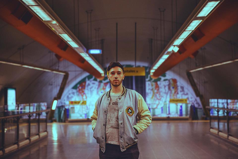 Venados: El exceso de información hace que vayamos perdiendo nuestra capacidad de atención - Con un álbum debut bajo el brazo y nuevas canciones en gestación, Venados lanzó recientemente "Caos" el primero de una tanda de singles que serán presentados de manera individual cada dos meses para reemplazar al formato álbum, apostando así, al material audiovisual entre otras cosas. ¿Por qué la elección de trabajar junto a Ezequiel Spinelli de AKA Panda para la producción de tu disco debut “Full Album” (2016)? Matías: Lo descubrimos porque produjo un álbum de Les Mentettes que se llama "Between One and Zeros", nos pareció increíble. Lo que pasaba y pasa con el mainstream nacional es que parece que todo estuviese hecho por el mismo productor, y ese álbum proponía algo diferente, desde el audio, los arreglos, todo. Nuestras canciones eran pop pero no queríamos que sonara naif. Ezequiel Spinelli les sacó un poco esa esencia Cris Morena que tenían los temas, les agregó el punto justo de acidez que les faltaba. Además pegamos mucha onda así que fue un lindo ambiente de laburo. En principio habíamos pensando en trabajar con el productor de "Is this it", de los Strokes, hasta que vimos lo que cobraba. En cuanto a la producción vocal estuvo a cargo de Gonzalo Aloras, quien también participó grabando pianos y coros. ¿Cómo llegaron a él? ¿Lo sienten una especie de mentor o padrino musical? M: Llegamos por Panda (Ezequiel Spinelli). Nos lo recomendó para el coaching de las voces. Fue un laburo de algunos meses, donde en principio tomé clases de canto y después pasamos a las canciones individualmente. El cambio fue radical, pasé de cantar como un niño a cantar como un adolescente de último año de secundario. Hablando en serio, educo mucho mi voz, no solo para poder cuidarla, sino para que se entienda lo que estoy diciendo, un problema constante en los cantantes de rock nacional, y otros géneros también. No sé si diría padrino musical, pero en el aspecto vocal podría decir que fue un mentor. Me tiró muchísima data, y pudimos grabar las voces de los 9 temas del álbum en una sola sesión, sin lastimar ni un poco mi voz. ¿Por qué la elección de desplazar al formato álbum para ir lanzando de a poco singles acompañados de videoclips? ¿Creés que el público ya no escucha un álbum entero? M: El exceso de información hace que vayamos perdiendo nuestra capacidad de atención. Seguro a más de uno le pasa que está viendo algo en Netflix y pone pausa cada media hora para responder un mensaje. Si lo trasladamos a la música es aún peor, porque cambió el dispositivo en donde uno reproduce las canciones. Escuchamos música y a la vez vemos fotos, videos, publicidades y todo lo que implica las redes, así que desde mi punto de vista es demasiado pedir que alguien le preste atención al track 5 de mi álbum, cuando hasta a mí me cuesta hacerlo con otros artistas. Sean reconocidos o no. No quiere decir que no haya gente que no escuche álbumes enteros, pero cada vez son menos. Quiero que puedan apreciar la canción sin sentir esa presión de que aún le faltan 7 tracks por delante. Ahora mismo estoy pensando si no fue demasiado larga esta respuesta (risas). El primero de ellos, estrenado recientemente, es "Caos", que ya cuenta con más de 4mil reproducciones en youtube y que con gran repercusión ya se escucha en diversos países de Latinoamérica. La estética del video es muy particular. ¿Es una línea que pensás continuar a medida que vayas lanzando los singles? M: Las críticas en general fueron bastante buenas. Me escriben mucho de México, es super flashero. Hay una gran movida de músicos argentinos que están yendo a tocar allá, en parte porque el público es muy demostrativo y presta atención, sobre todo. Creo que tienen menos filtro para decir si algo les gusta o no. Pienso ir a fin de año, si Macri quiere. Respecto al video, lo dirigió Dardo Pérez C, es una máquina para laburar y tiene ideas re innovadoras, como haberme hecho en 3D. Si no lo vieron les recomiendo que lo hagan, más allá de la canción, es un trabajo súper fino e interesante. Y si quieren hacer un video se los recomiendo también. Digan que vienen de mi parte, así cobro una comisión (risas). No tengo pensando seguir una línea estética, voy a ir viendo en el momento. ¿Cuál sería la fecha próximo lanzamiento? ¿Podés adelantar algo de la canción? M: La voy a presentar a principios de junio. Está buenísima, nada más para decir. ¿Cuándo vamos a poder escucharte en vivo? M: Espero pronto, estoy ensayando a full con una nueva formación por eso no estuve tocando últimamente, en breve voy a soltar data. 9185912c a0ed 422f 8eb9 670a09b29258