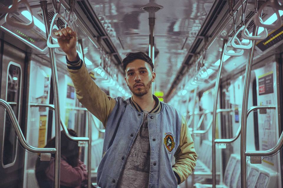 Venados: El exceso de información hace que vayamos perdiendo nuestra capacidad de atención - Con un álbum debut bajo el brazo y nuevas canciones en gestación, Venados lanzó recientemente "Caos" el primero de una tanda de singles que serán presentados de manera individual cada dos meses para reemplazar al formato álbum, apostando así, al material audiovisual entre otras cosas. ¿Por qué la elección de trabajar junto a Ezequiel Spinelli de AKA Panda para la producción de tu disco debut “Full Album” (2016)? Matías: Lo descubrimos porque produjo un álbum de Les Mentettes que se llama "Between One and Zeros", nos pareció increíble. Lo que pasaba y pasa con el mainstream nacional es que parece que todo estuviese hecho por el mismo productor, y ese álbum proponía algo diferente, desde el audio, los arreglos, todo. Nuestras canciones eran pop pero no queríamos que sonara naif. Ezequiel Spinelli les sacó un poco esa esencia Cris Morena que tenían los temas, les agregó el punto justo de acidez que les faltaba. Además pegamos mucha onda así que fue un lindo ambiente de laburo. En principio habíamos pensando en trabajar con el productor de "Is this it", de los Strokes, hasta que vimos lo que cobraba. En cuanto a la producción vocal estuvo a cargo de Gonzalo Aloras, quien también participó grabando pianos y coros. ¿Cómo llegaron a él? ¿Lo sienten una especie de mentor o padrino musical? M: Llegamos por Panda (Ezequiel Spinelli). Nos lo recomendó para el coaching de las voces. Fue un laburo de algunos meses, donde en principio tomé clases de canto y después pasamos a las canciones individualmente. El cambio fue radical, pasé de cantar como un niño a cantar como un adolescente de último año de secundario. Hablando en serio, educo mucho mi voz, no solo para poder cuidarla, sino para que se entienda lo que estoy diciendo, un problema constante en los cantantes de rock nacional, y otros géneros también. No sé si diría padrino musical, pero en el aspecto vocal podría decir que fue un mentor. Me tiró muchísima data, y pudimos grabar las voces de los 9 temas del álbum en una sola sesión, sin lastimar ni un poco mi voz. ¿Por qué la elección de desplazar al formato álbum para ir lanzando de a poco singles acompañados de videoclips? ¿Creés que el público ya no escucha un álbum entero? M: El exceso de información hace que vayamos perdiendo nuestra capacidad de atención. Seguro a más de uno le pasa que está viendo algo en Netflix y pone pausa cada media hora para responder un mensaje. Si lo trasladamos a la música es aún peor, porque cambió el dispositivo en donde uno reproduce las canciones. Escuchamos música y a la vez vemos fotos, videos, publicidades y todo lo que implica las redes, así que desde mi punto de vista es demasiado pedir que alguien le preste atención al track 5 de mi álbum, cuando hasta a mí me cuesta hacerlo con otros artistas. Sean reconocidos o no. No quiere decir que no haya gente que no escuche álbumes enteros, pero cada vez son menos. Quiero que puedan apreciar la canción sin sentir esa presión de que aún le faltan 7 tracks por delante. Ahora mismo estoy pensando si no fue demasiado larga esta respuesta (risas). El primero de ellos, estrenado recientemente, es "Caos", que ya cuenta con más de 4mil reproducciones en youtube y que con gran repercusión ya se escucha en diversos países de Latinoamérica. La estética del video es muy particular. ¿Es una línea que pensás continuar a medida que vayas lanzando los singles? M: Las críticas en general fueron bastante buenas. Me escriben mucho de México, es super flashero. Hay una gran movida de músicos argentinos que están yendo a tocar allá, en parte porque el público es muy demostrativo y presta atención, sobre todo. Creo que tienen menos filtro para decir si algo les gusta o no. Pienso ir a fin de año, si Macri quiere. Respecto al video, lo dirigió Dardo Pérez C, es una máquina para laburar y tiene ideas re innovadoras, como haberme hecho en 3D. Si no lo vieron les recomiendo que lo hagan, más allá de la canción, es un trabajo súper fino e interesante. Y si quieren hacer un video se los recomiendo también. Digan que vienen de mi parte, así cobro una comisión (risas). No tengo pensando seguir una línea estética, voy a ir viendo en el momento. ¿Cuál sería la fecha próximo lanzamiento? ¿Podés adelantar algo de la canción? M: La voy a presentar a principios de junio. Está buenísima, nada más para decir. ¿Cuándo vamos a poder escucharte en vivo? M: Espero pronto, estoy ensayando a full con una nueva formación por eso no estuve tocando últimamente, en breve voy a soltar data. e653a6b5 9c1b 4ad4 88ee efcb40da2e60