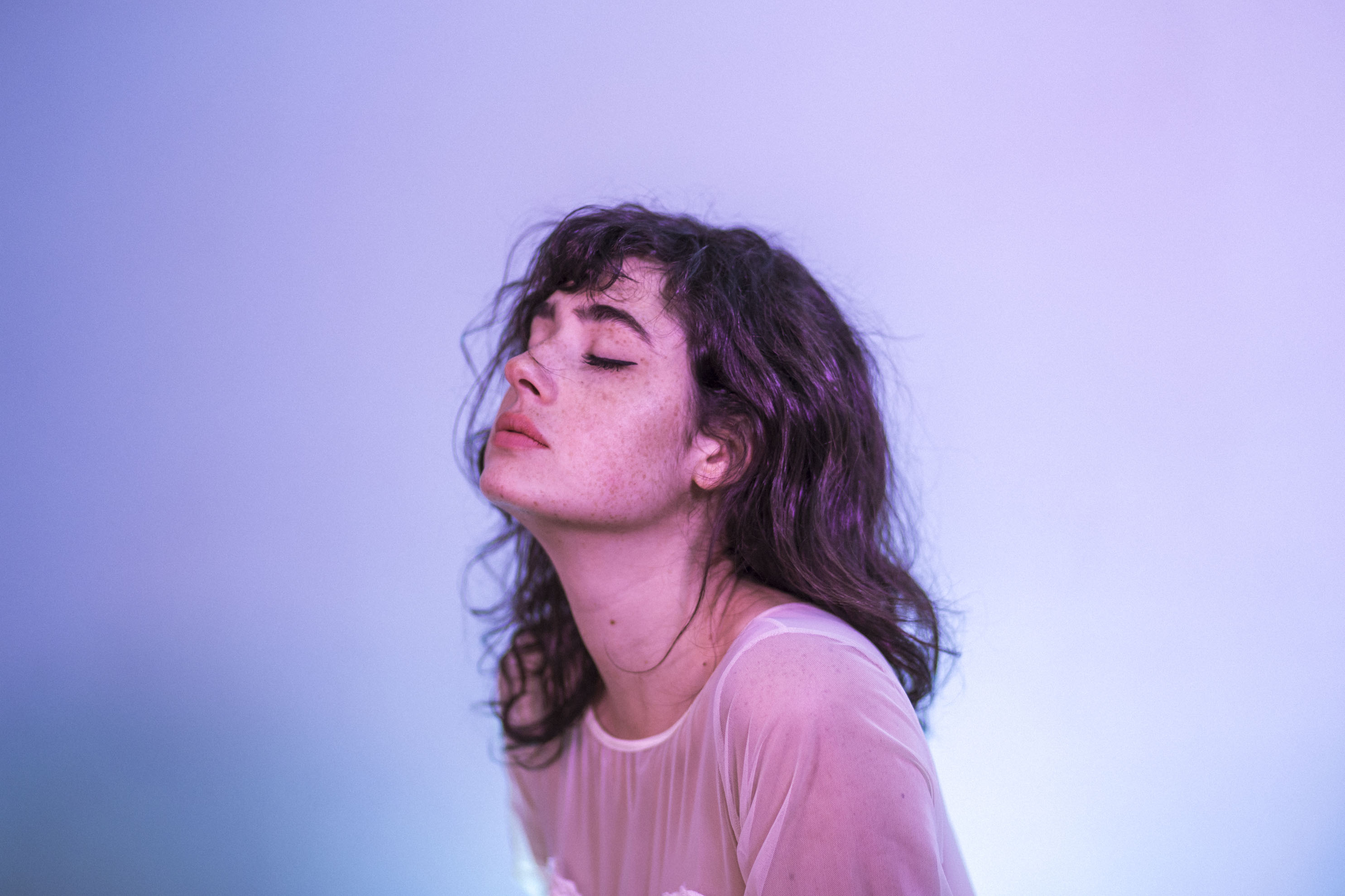 Niki Rouge: "El dolor es una excusa para hacer" - En su primer álbum "2 A.M.", la cantante y compositora electro pop refleja todos los sentimientos y pensamientos que pueden surgir en las madrugadas de amor y desamor. “Mi idea no era grabar un disco ni mucho menos, en principio solo quería grabar los dos primeros cortes, ‘No te extraño’ y ‘Recompensa’, y en el proceso grabación empecé a componer un montón y así fue que eso derivó en “2 A.M’”, recuerda Niki Rouge sobre el armado de las ocho canciones que terminaron dándole forma a su debut discográfico. Si bien el estilo musical electro pop invita más al baile y la alegría, en las letras hay desamor, abandono, melancolía, tristeza, ¿es un álbum que sentimentalmente nació del dolor? Puede ser. Pero también de la vitalidad, porque las obras de arte en general, ya sea una pintura, un poema, una obra de teatro, por más oscuras que sean, tienen que ver con sublimar el dolor y convertirlo en algo bello, en algo vivo. ¿Te sirvió como método de catarsis este material? No sé si como catarsis, no me gusta mucho esa palabra. Siempre hay algo de catártico, pero también de las ganas de hacer. Encontré la manera de englobar un montón de cosas que yo hice toda mi vida desde que tengo recuerdo: escribir, cantar, componer, actuar. No fue algo de un día para otro. Se fue gestando, y un día lo hice. El dolor es una excusa para hacer. ¿La búsqueda del hit es algo esencial para vos en tu música? Sería un bajón si así fuera, no busco ser Maluma, eso se lo dejo para la industria más grande, que obvio no reniego de ella. Si un día se copa conmigo, buenísimo. Pero no es mi idea, no es lo que busco. Hago mi poesía, y mis canciones, porque es lo que me sale. ¿Qué cosas te impulsan para llevar adelante una carrera musical? No me gusta hablar de carrera, porque no quiero correr. Quiero ir transitando. Me encanta la música, seguramente siga haciéndola, pero también hago un montón de otras cosas. No me considero “música”, me considero una chica que hace cosas, y que le copa la creación en general. Ahora me salió esto. ¿Sentís que la escena electro pop tiene un lugar ganado, serio y respetado en la Argentina? Sí, tal vez acá seamos un poco menos los que nos copamos con eso. En países como Chile por ejemplo, el electro pop pega mucho más. ¿Con qué dificultades te encontrás como artista independiente? Me encuentro con las dificultades que nos encontramos todos los que hacemos arte en Argentina, que si no sos mainstream en general no ganás un mango e invertís más de lo que recibís en términos económicos. Pero me encanta porque tenemos una escena artística y cultural de las más ricas del mundo, eso me da orgullo. 44095711 97d3 41ca 8482 bff00b69739f