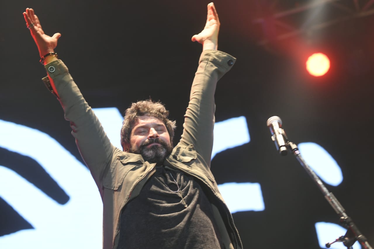 Los Caballeros volvieron a Capital - Iván Noble y su banda tocaron en Buenos Aires luego de 17 años, en un Malvinas Argentinas repleto. Los Caballeros habían regresado a los escenarios en 2017 y luego reincidieron el año pasado, pero en La Plata y en Mar del Plata, respectivamente. El propio Noble bromeó con las diferentes edades del público: muchos eran adolescentes cuando se separaron, allá por 2002, y anoche concurrieron con sus hijos. En la despedida, Iván dejó abierta la expectativa de seguir viéndolos en vivo: "Quién sabe, hasta luego". Fotos: Catriel Remedi. 0daa4541 ae40 45a9 b640 2b0a093bb183