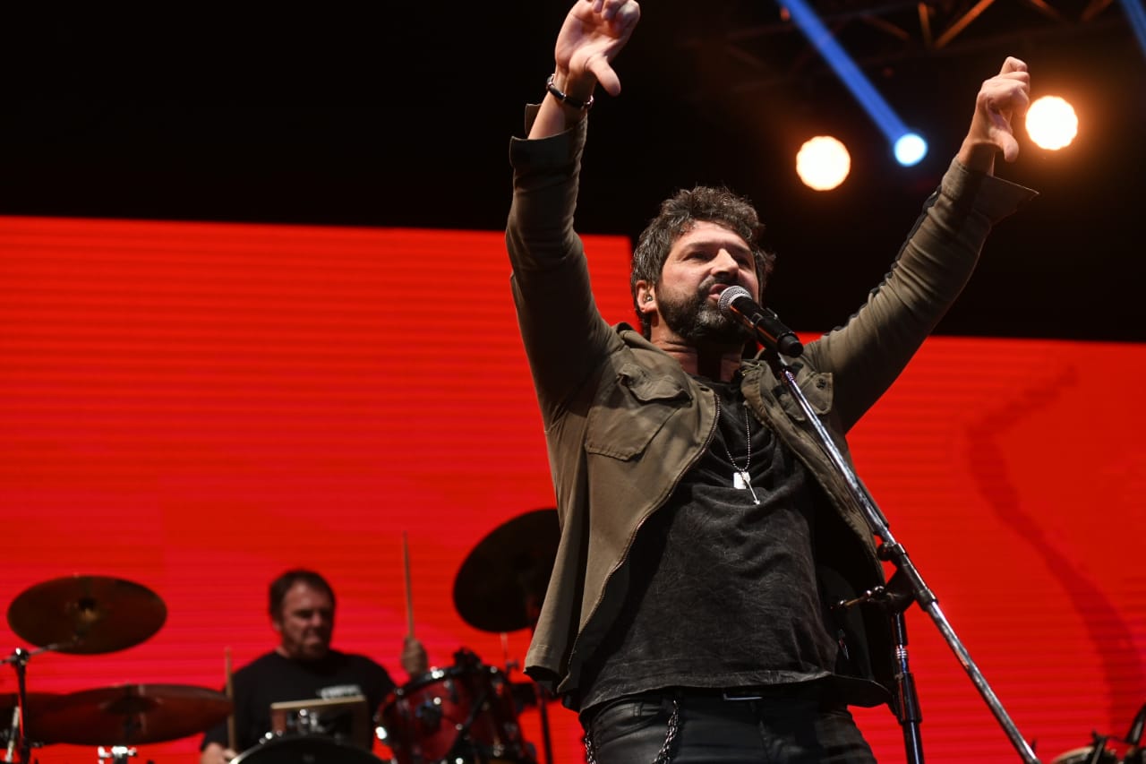 Los Caballeros volvieron a Capital - Iván Noble y su banda tocaron en Buenos Aires luego de 17 años, en un Malvinas Argentinas repleto. Los Caballeros habían regresado a los escenarios en 2017 y luego reincidieron el año pasado, pero en La Plata y en Mar del Plata, respectivamente. El propio Noble bromeó con las diferentes edades del público: muchos eran adolescentes cuando se separaron, allá por 2002, y anoche concurrieron con sus hijos. En la despedida, Iván dejó abierta la expectativa de seguir viéndolos en vivo: "Quién sabe, hasta luego". Fotos: Catriel Remedi. 173556cd 0a9d 4b60 9fda 358d5eac75ab