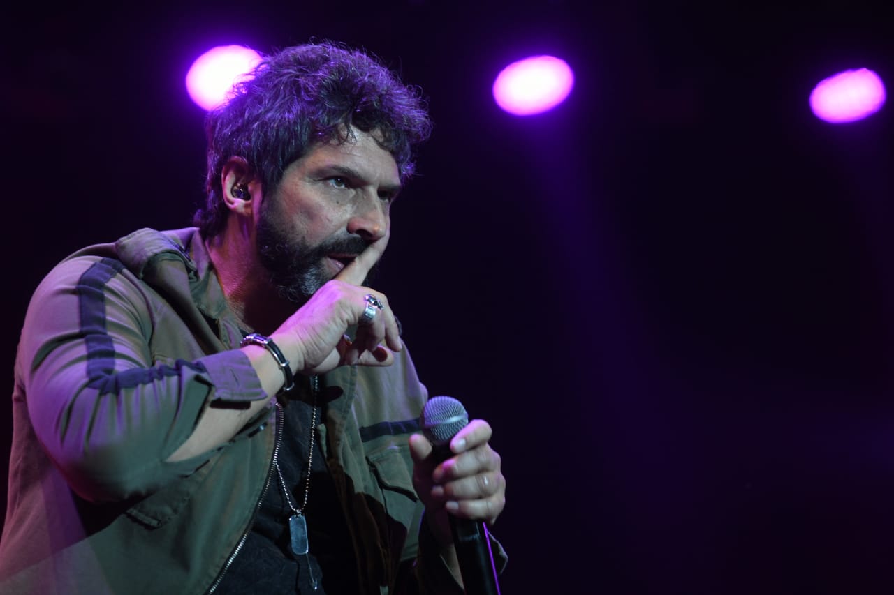 Los Caballeros volvieron a Capital - Iván Noble y su banda tocaron en Buenos Aires luego de 17 años, en un Malvinas Argentinas repleto. Los Caballeros habían regresado a los escenarios en 2017 y luego reincidieron el año pasado, pero en La Plata y en Mar del Plata, respectivamente. El propio Noble bromeó con las diferentes edades del público: muchos eran adolescentes cuando se separaron, allá por 2002, y anoche concurrieron con sus hijos. En la despedida, Iván dejó abierta la expectativa de seguir viéndolos en vivo: "Quién sabe, hasta luego". Fotos: Catriel Remedi. 7acd256a 909c 4be7 8d34 947bcc93b14f
