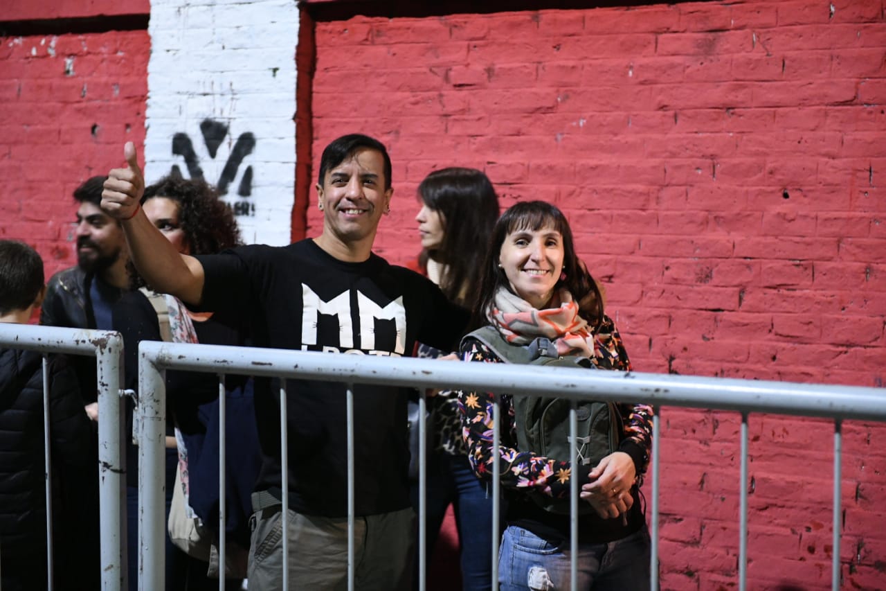 Los Caballeros volvieron a Capital - Iván Noble y su banda tocaron en Buenos Aires luego de 17 años, en un Malvinas Argentinas repleto. Los Caballeros habían regresado a los escenarios en 2017 y luego reincidieron el año pasado, pero en La Plata y en Mar del Plata, respectivamente. El propio Noble bromeó con las diferentes edades del público: muchos eran adolescentes cuando se separaron, allá por 2002, y anoche concurrieron con sus hijos. En la despedida, Iván dejó abierta la expectativa de seguir viéndolos en vivo: "Quién sabe, hasta luego". Fotos: Catriel Remedi. d1c226ea 6739 473a bd25 2bba0857f133