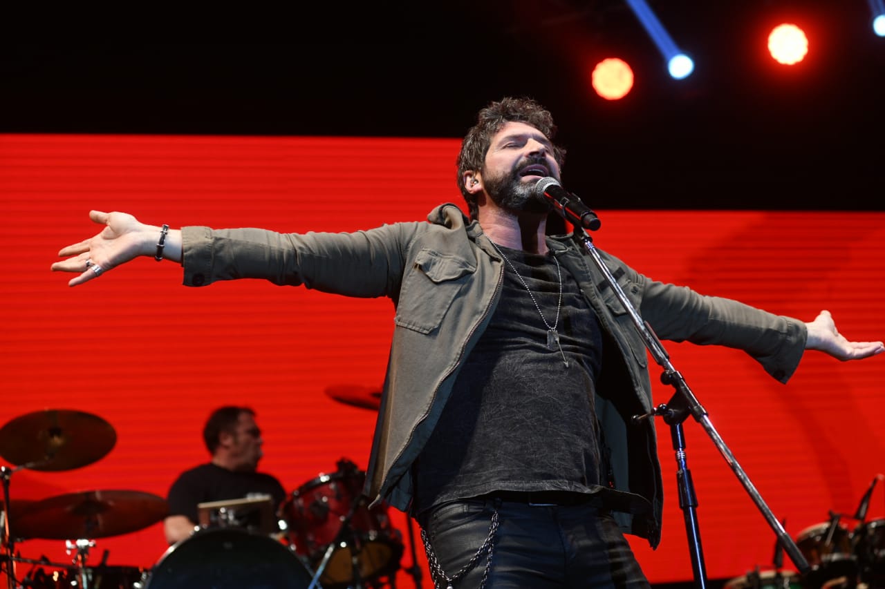 Los Caballeros volvieron a Capital - Iván Noble y su banda tocaron en Buenos Aires luego de 17 años, en un Malvinas Argentinas repleto. Los Caballeros habían regresado a los escenarios en 2017 y luego reincidieron el año pasado, pero en La Plata y en Mar del Plata, respectivamente. El propio Noble bromeó con las diferentes edades del público: muchos eran adolescentes cuando se separaron, allá por 2002, y anoche concurrieron con sus hijos. En la despedida, Iván dejó abierta la expectativa de seguir viéndolos en vivo: "Quién sabe, hasta luego". Fotos: Catriel Remedi. e83ae5f3 dde4 4f4d 9564 0d9937fc72e8