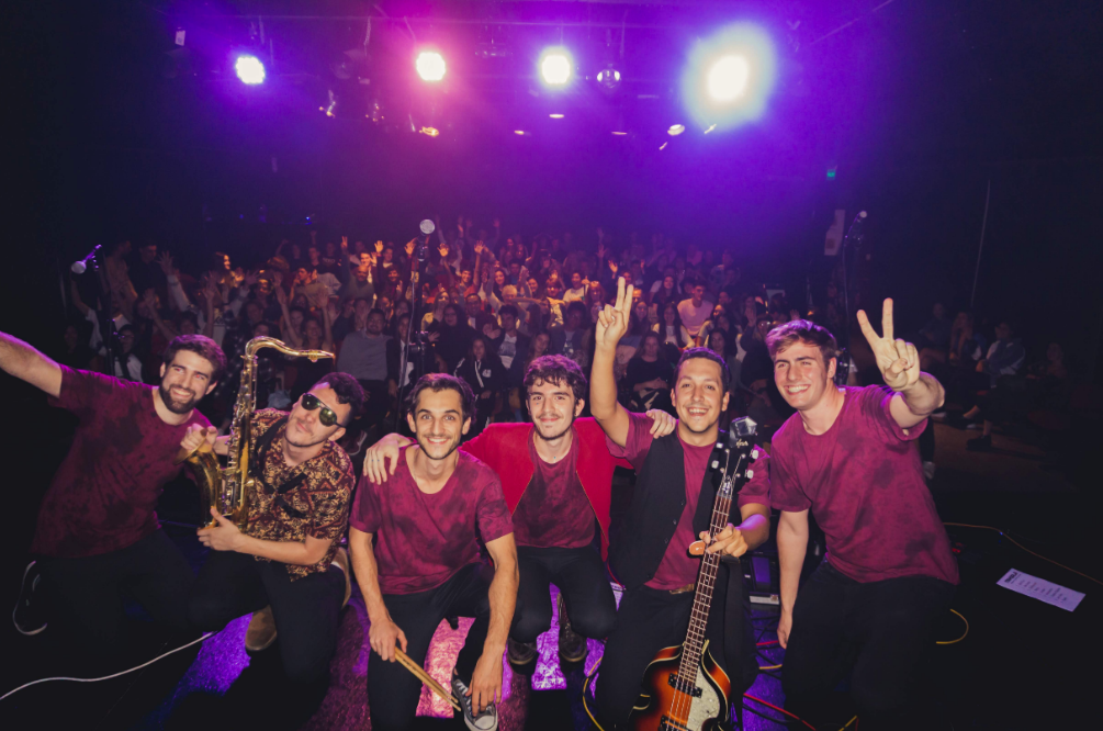 Mandala prepara su show en Beatflow - Este 2019 prepara grandes cosas para Mandala, el sexteto compuesto por Gonzalo Velazco (Voz), Leonardo Neutmark (Teclado), Gastón Ardissone (Batería), Joaquín García (Guitarrista), Manuel Loza Basaldua (Saxo) y Manuel Yozia (Bajo), que durante el año lanzará su disco debut "Espejo de hoy" y se embarcará en una gira que los llevará a recorrer gran parte del país. f8eb3166 2f24 4109 b3dd b717d1188dce