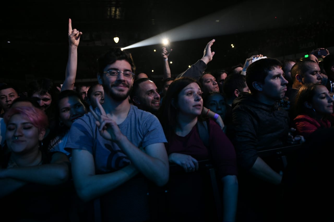 Los Caballeros volvieron a Capital - Iván Noble y su banda tocaron en Buenos Aires luego de 17 años, en un Malvinas Argentinas repleto. Los Caballeros habían regresado a los escenarios en 2017 y luego reincidieron el año pasado, pero en La Plata y en Mar del Plata, respectivamente. El propio Noble bromeó con las diferentes edades del público: muchos eran adolescentes cuando se separaron, allá por 2002, y anoche concurrieron con sus hijos. En la despedida, Iván dejó abierta la expectativa de seguir viéndolos en vivo: "Quién sabe, hasta luego". Fotos: Catriel Remedi. f94ba01c 4905 4cd1 b002 2fd727b09840