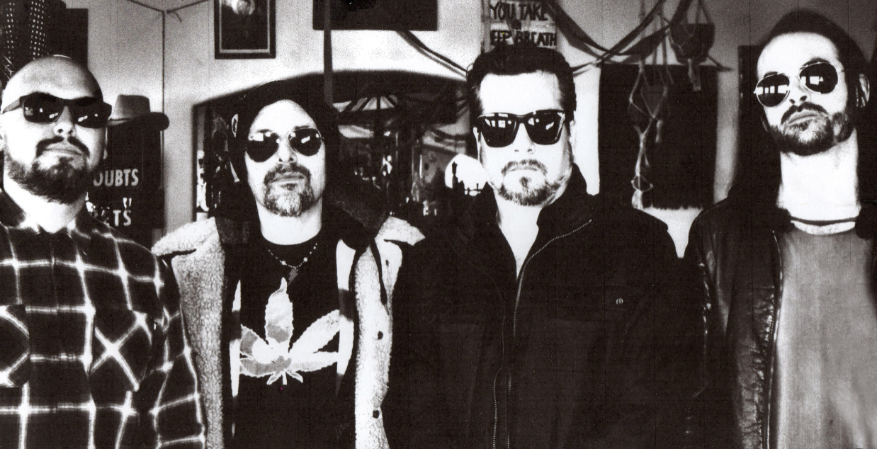 John Garcia: "Con Kyuss exageramos la importancia del desierto" - Más de una decena de discos con los grupos clásicos del género (Kyuss, Slo Burn, Unida, Hermano, Vista Chino, entre otras). Cientos de recitales por el mundo. Colaboraciones con artistas tan dispares como los electrónicos Crystal Method y Robby Krieger, de The Doors. Un estilo vocal totalmente identificable y propio. Aunque John Garcia cuente con todos esos pergaminos, todavía no se siente cómodo como compositor. d16e53aa c53a 4c40 b7df b1f9e8086775
